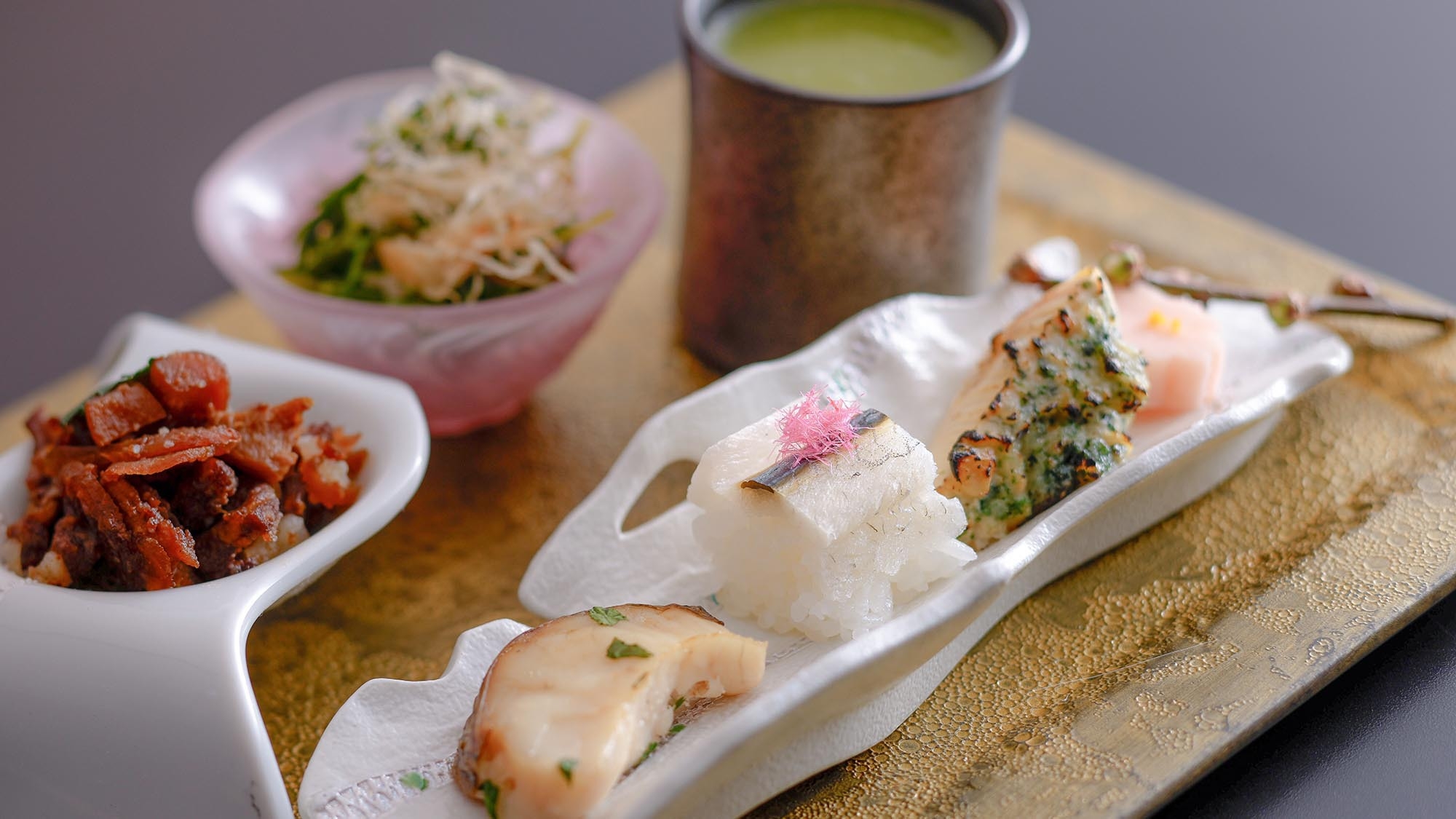 【四季】風と香りに誘われ行く旅路。演出を愉しみ旬食材を味わう創作料理●Siki 季節の佳肴［HX］