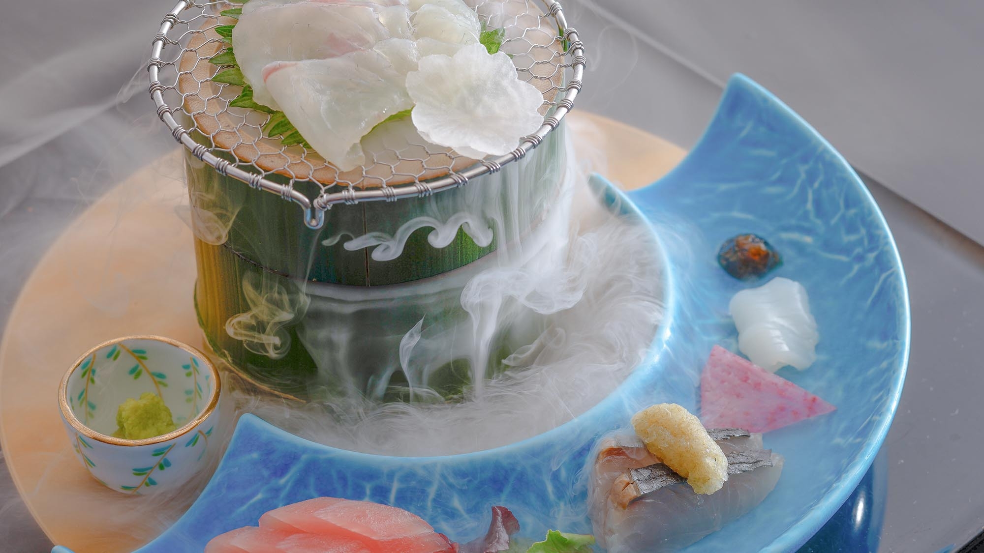 【四季】風と香りに誘われ行く旅路。演出を愉しみ旬食材を味わう創作料理●Siki 季節の佳肴［HX］