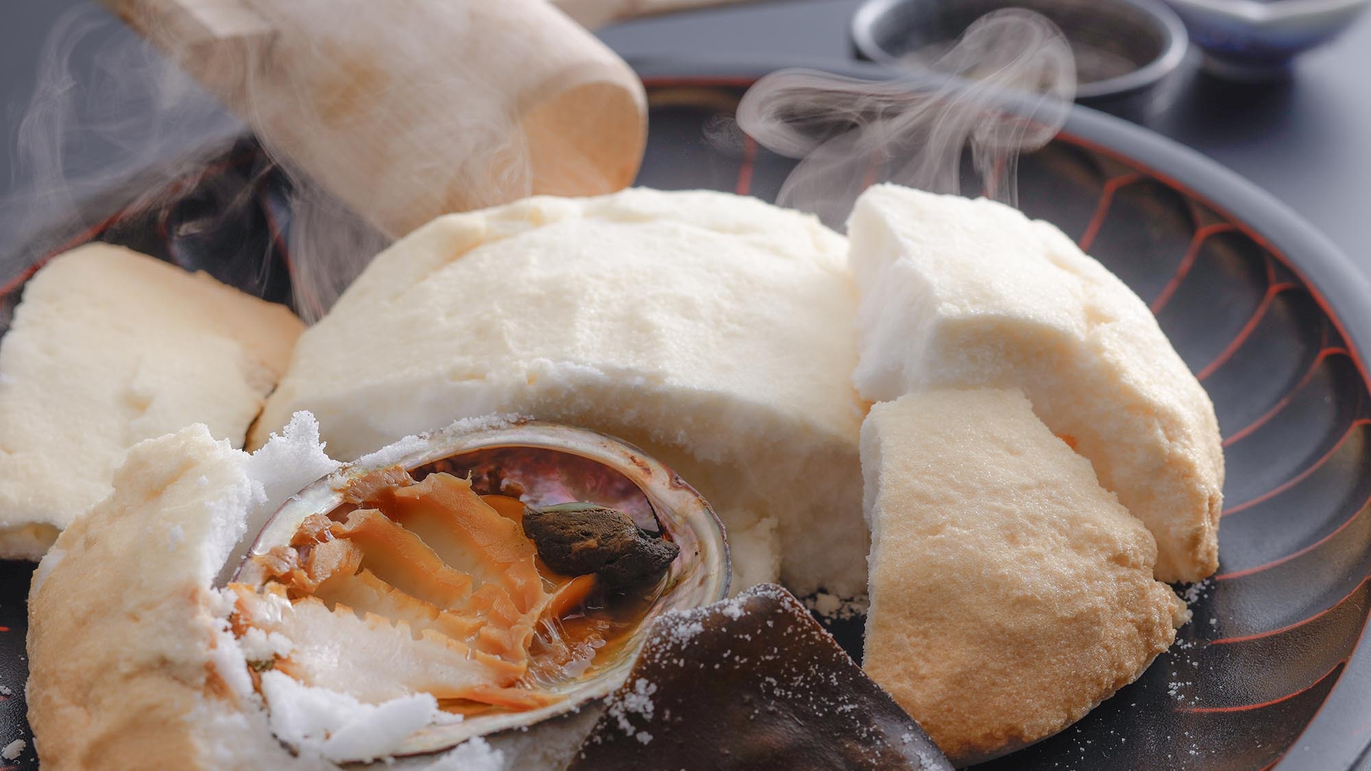 【四季】風と香りに誘われ巡る旅路。演出を愉しみ旬の彩りを味わう創作料理●Siki 季節の佳肴［HX］