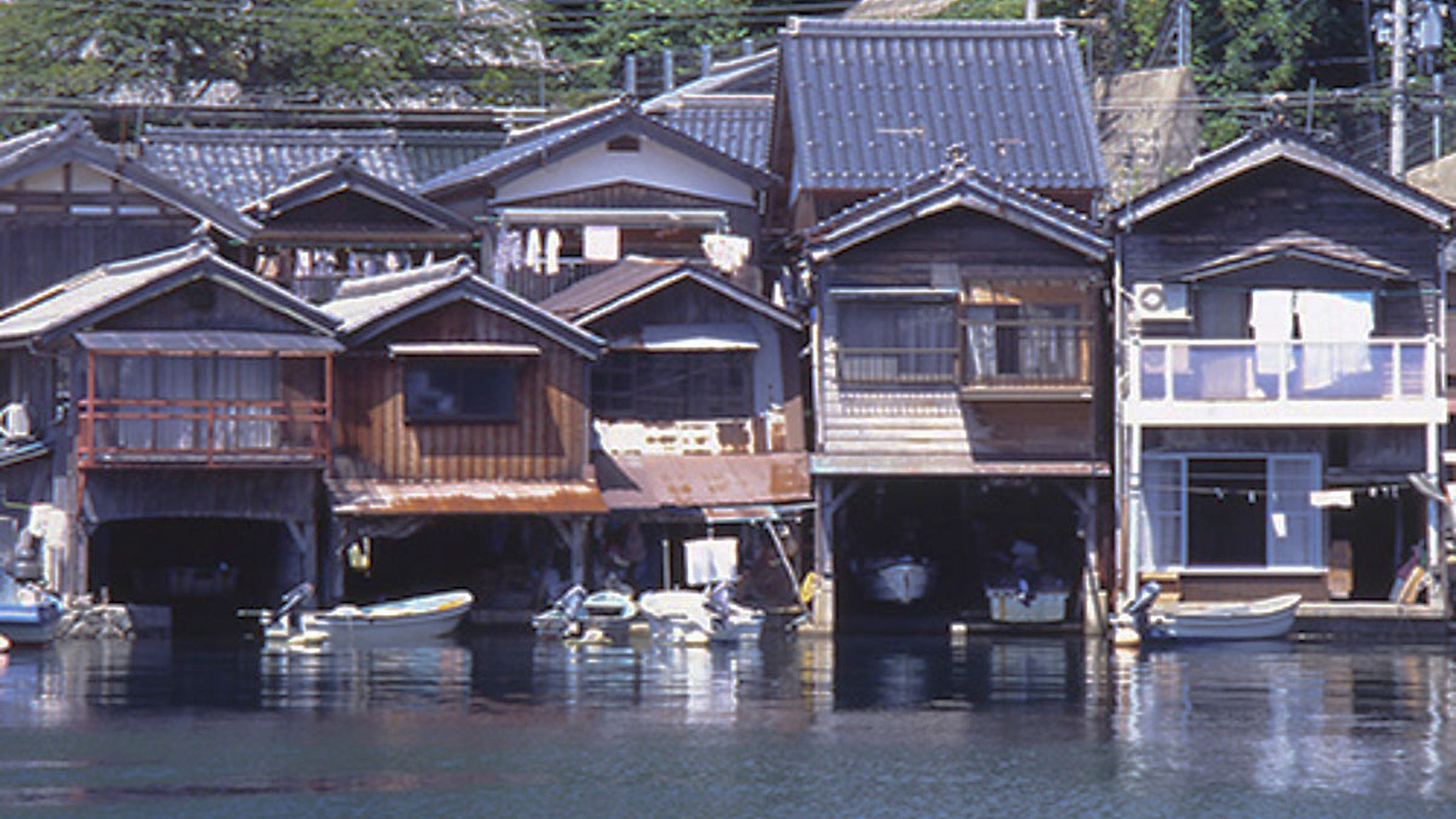 【伊根の舟屋群】まるで家が海に浮かぶように建つ古き良き絶景（当館より車で約65分）