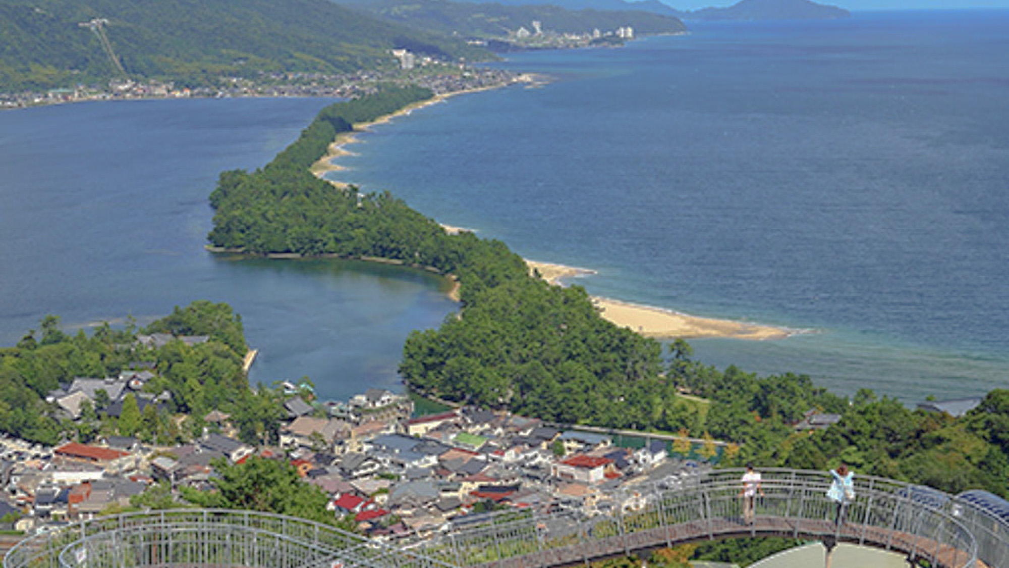 【天橋立ビューランド】「飛龍観」を望む文珠山公園の山頂には遊園地もあります（当館より車で約50分）