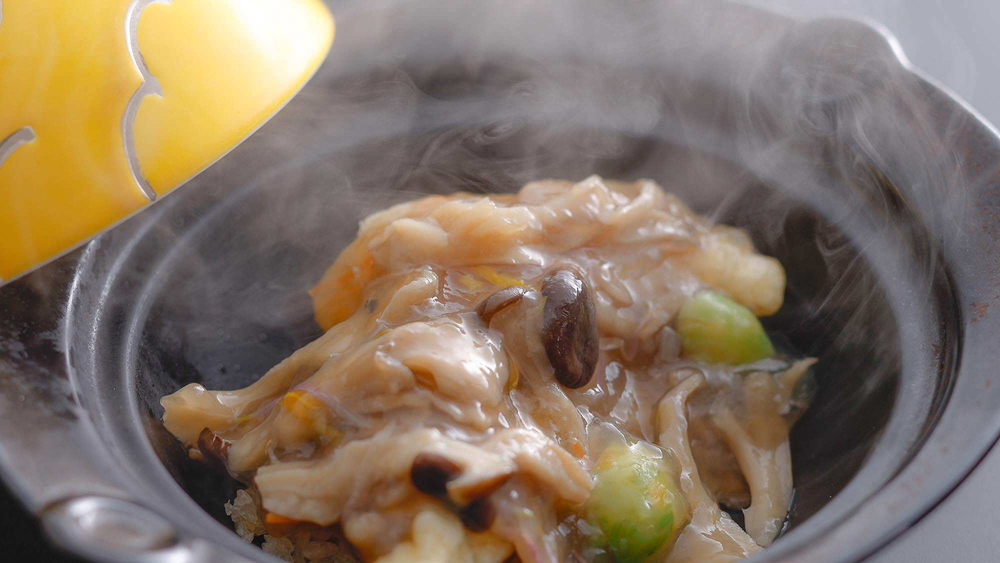 【秋・夕食】鱶鰭煮の天婦羅　秋風餡掛け［一例］