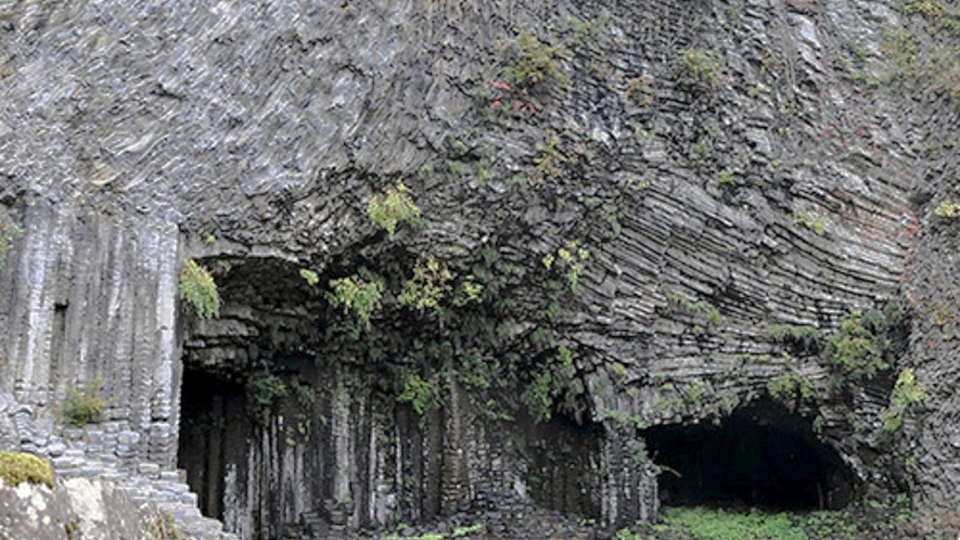 【玄武洞】山陰海岸ジオパーク。160万年前のようがんが固まってできた自然の造形美（当館より車で約35