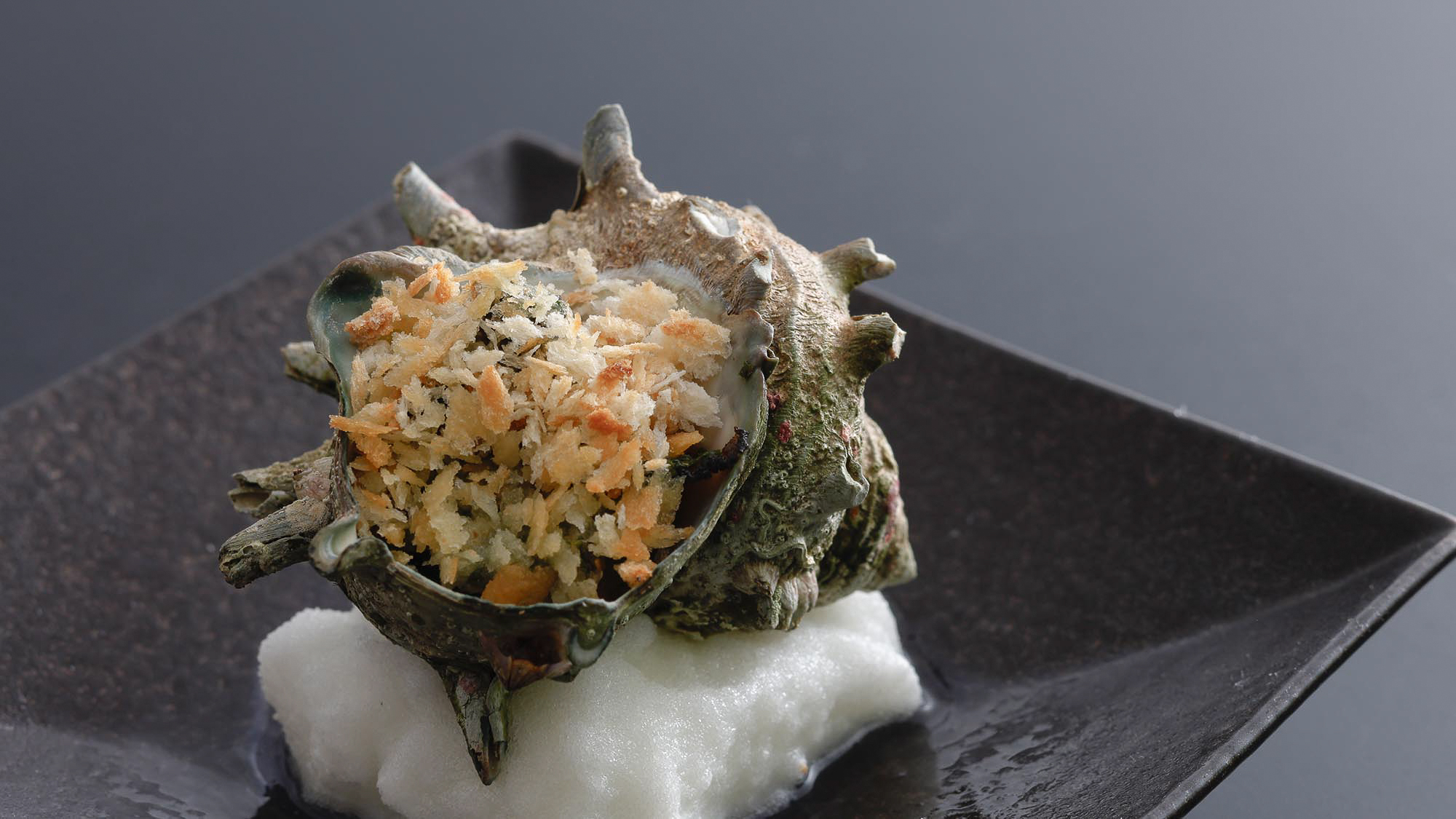 【秋・夕食】エスカルゴ風　丹後産 栄螺の壺焼き［一例］