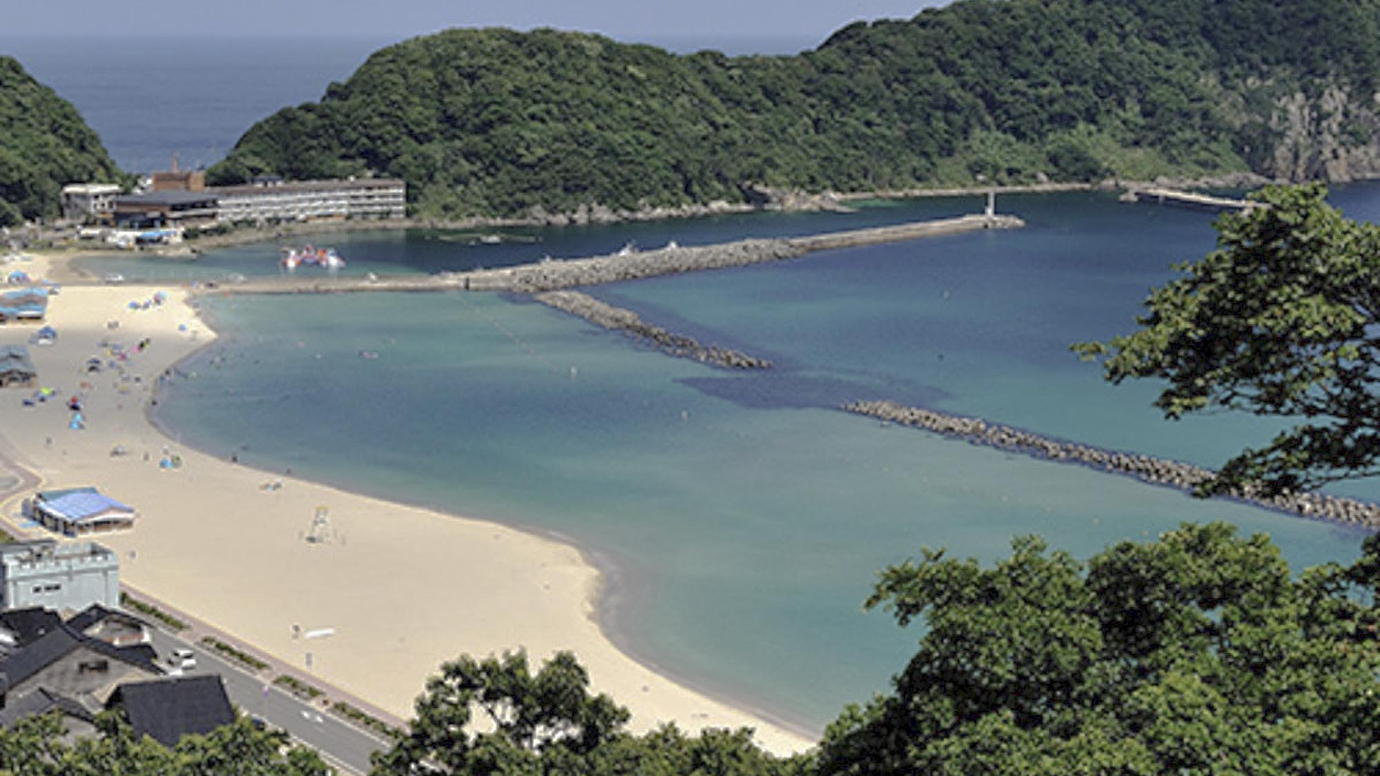 【竹野浜】白砂青松のビーチが広がる兵庫北部の海水浴場。夏は海上アスレチック（当館より車で約50分）