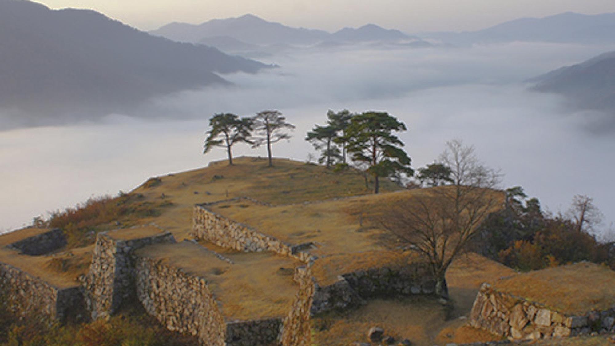 【竹田城跡】日本のマチュピチュ、天空の城として有名な日本屈指の山城遺構（当館より車で約80分）