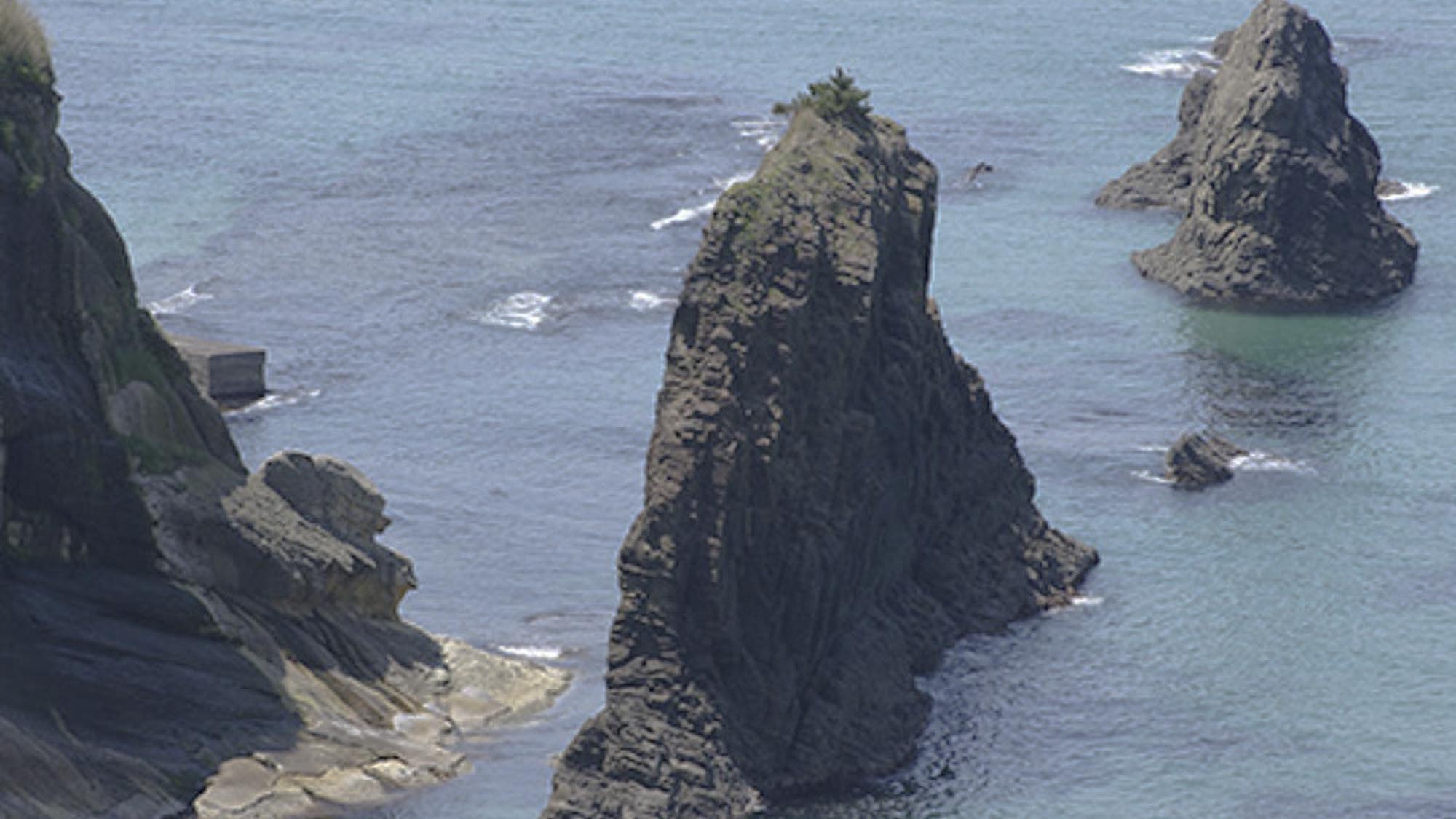 【屏風岩】山陰海岸ジオパークスポット。屏風のようにそびえる高さ13ｍの奇岩（当館より車で約35分）