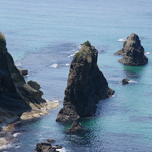 【屏風岩】山陰海岸ジオパークスポット！屏風のようにそびえる高さ13mの奇岩（当館より車で約65分)