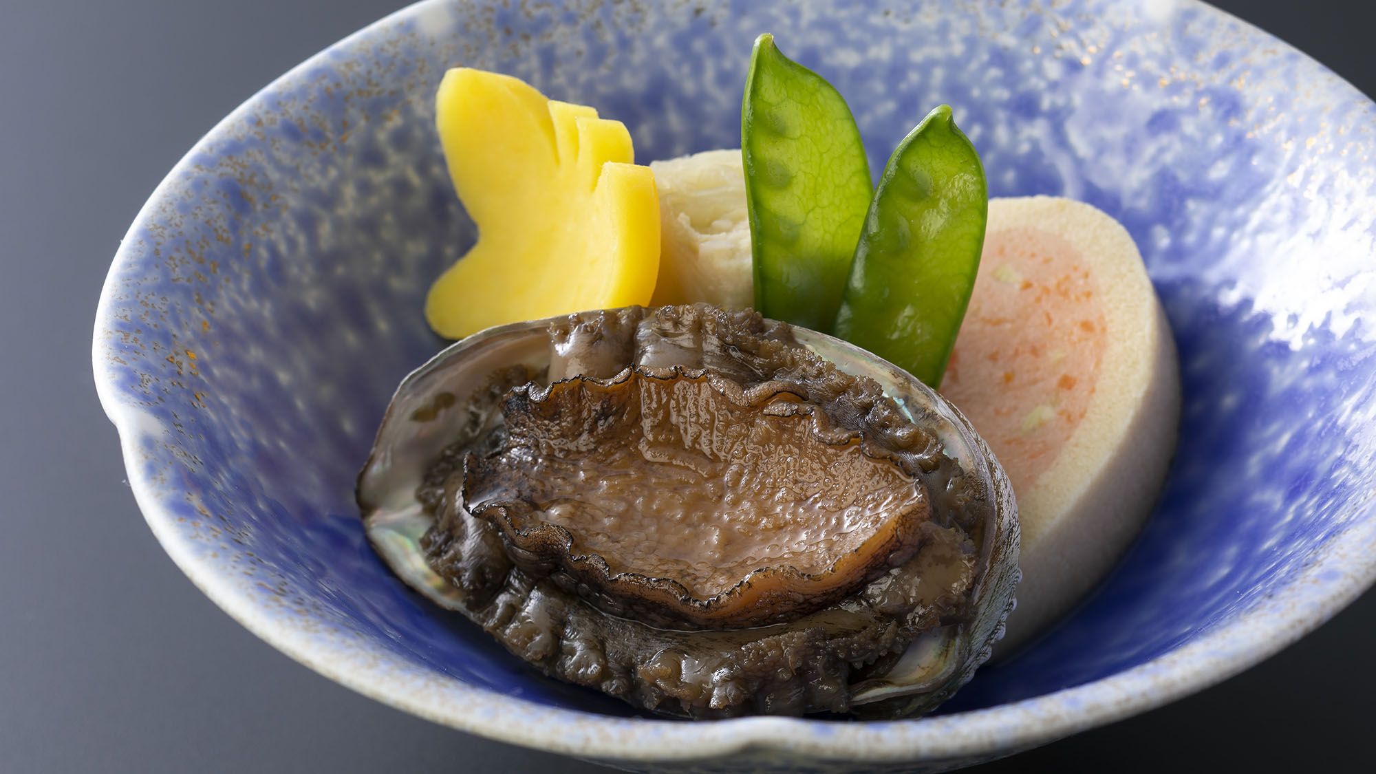 蒸し鮑と煮物の盛り合わせ