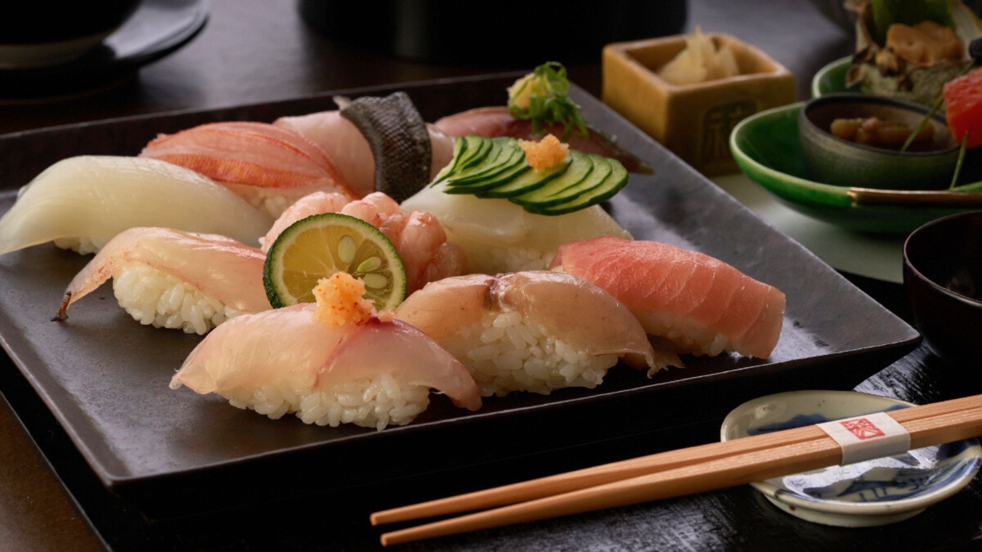 「海の京鮨 御膳」魅力が凝縮された一握り、丹後米と富士酢を使用した地魚十貫盛り美味少量プラン【AI】