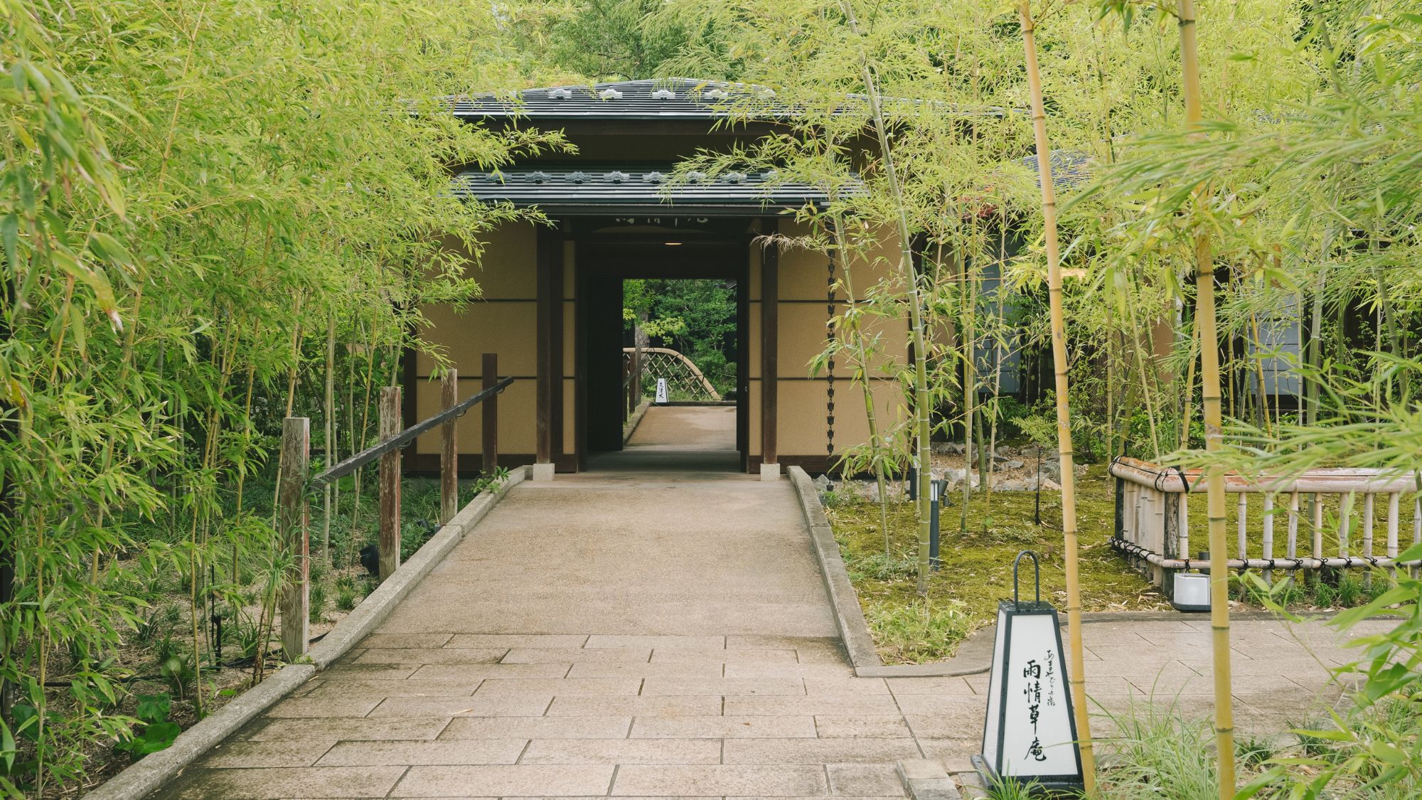 大人だけに許された静寂の空間。雑木や枯れ沢の庭に囲まれた全６棟の温泉露天風呂付き客室で、雨に感謝し雨を愉しむひとときを