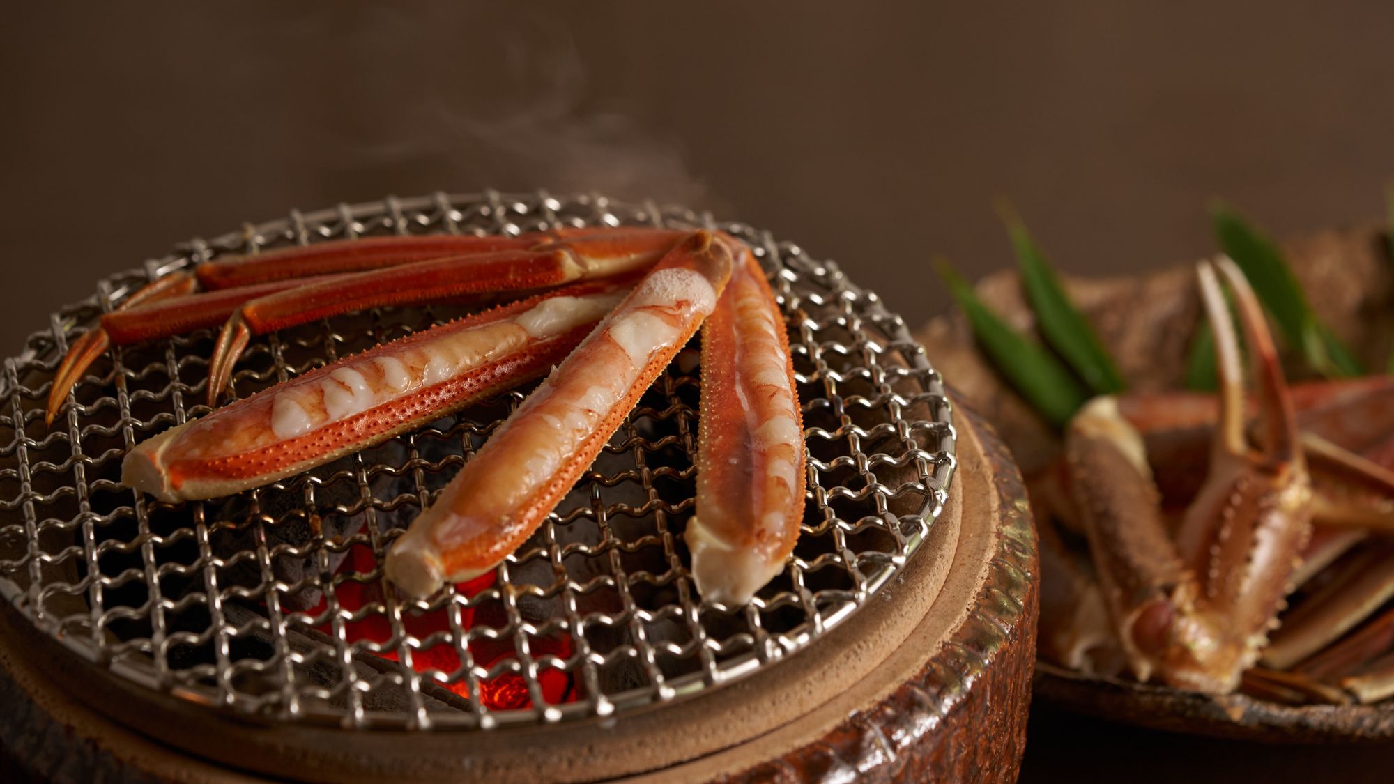 焼蟹は料理人が丁寧に焼き上げ、食べごろの状態でお届けします