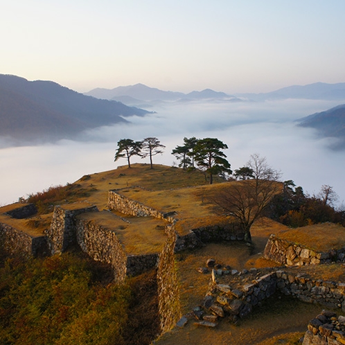 【竹田城跡】日本のマチュピチュ、天空の城として有名な日本屈指の山城遺構（当館より車で約90分)