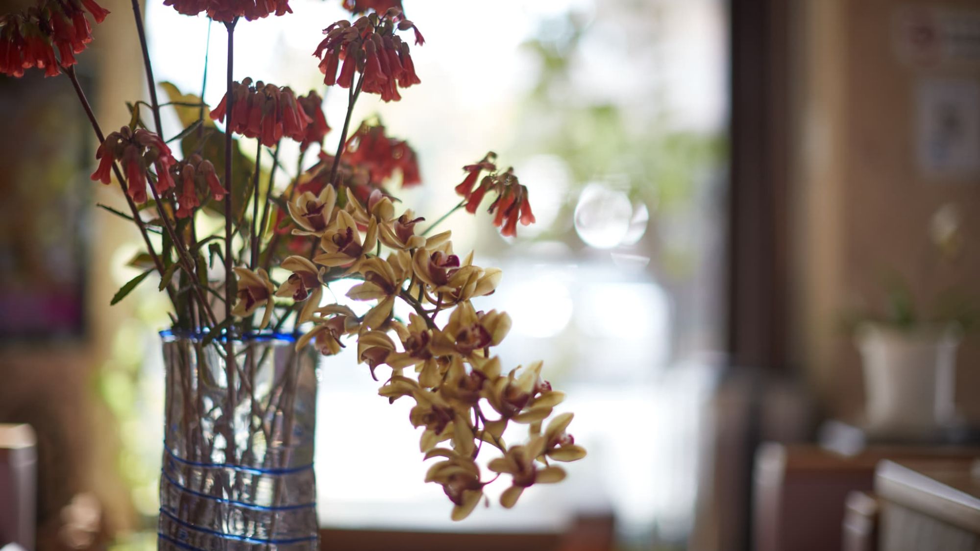 ロビーを彩る華やかな花々。きめ細やかなおもてなしを心がけています。