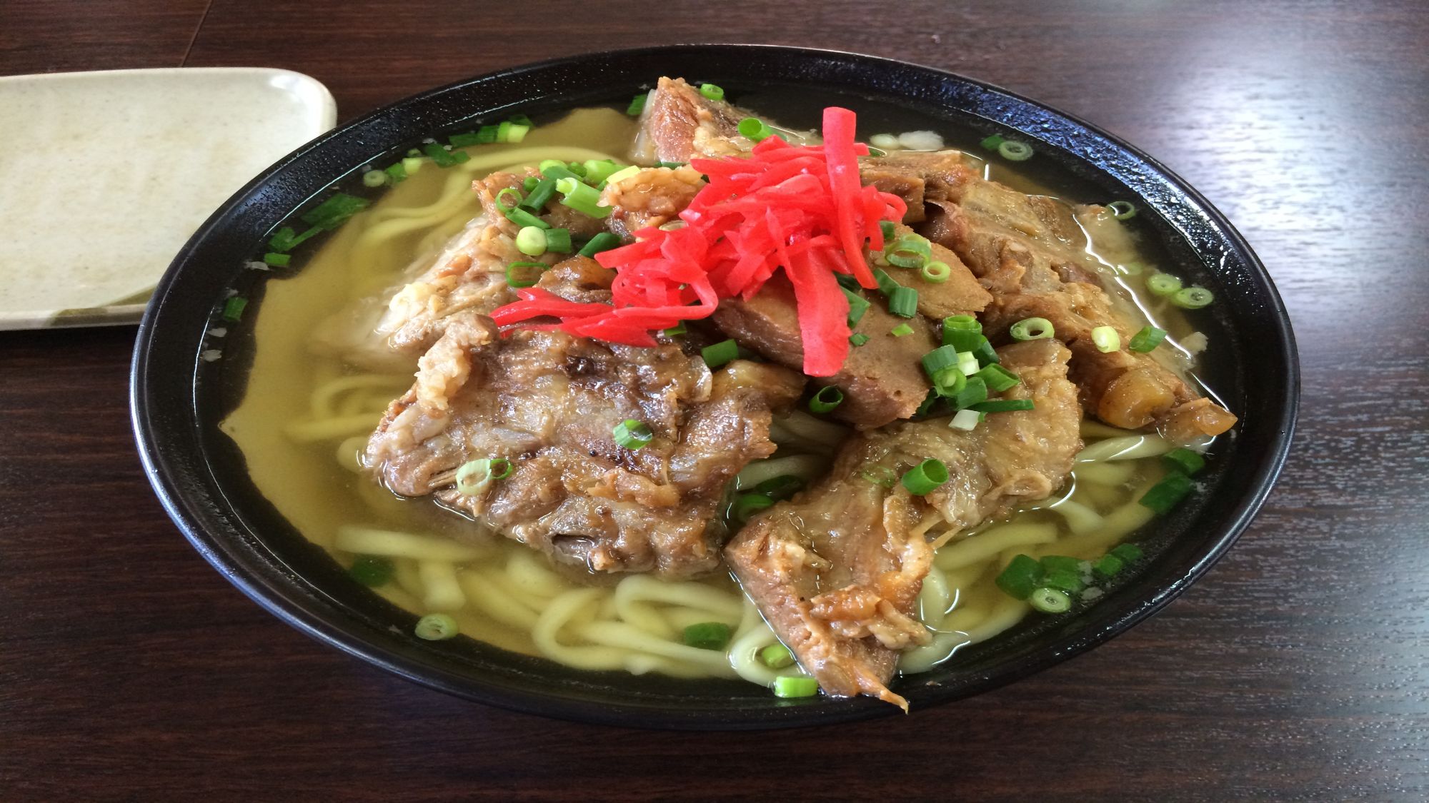 【元祖・ソーキそば我部祖河食堂 コザ店】当館から徒歩8分