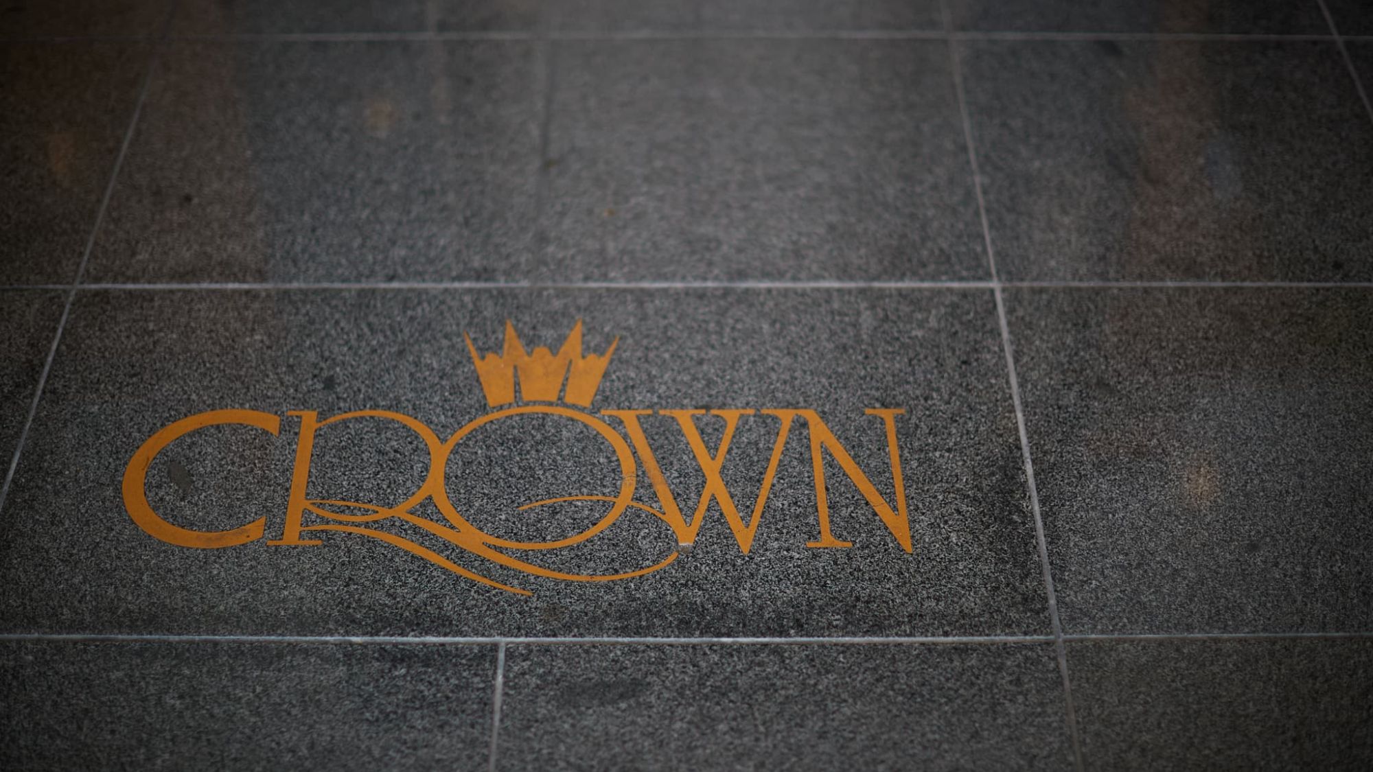 ホテルの歴史と誇りを感じるエンブレム。ごゆっくりお過ごしください。