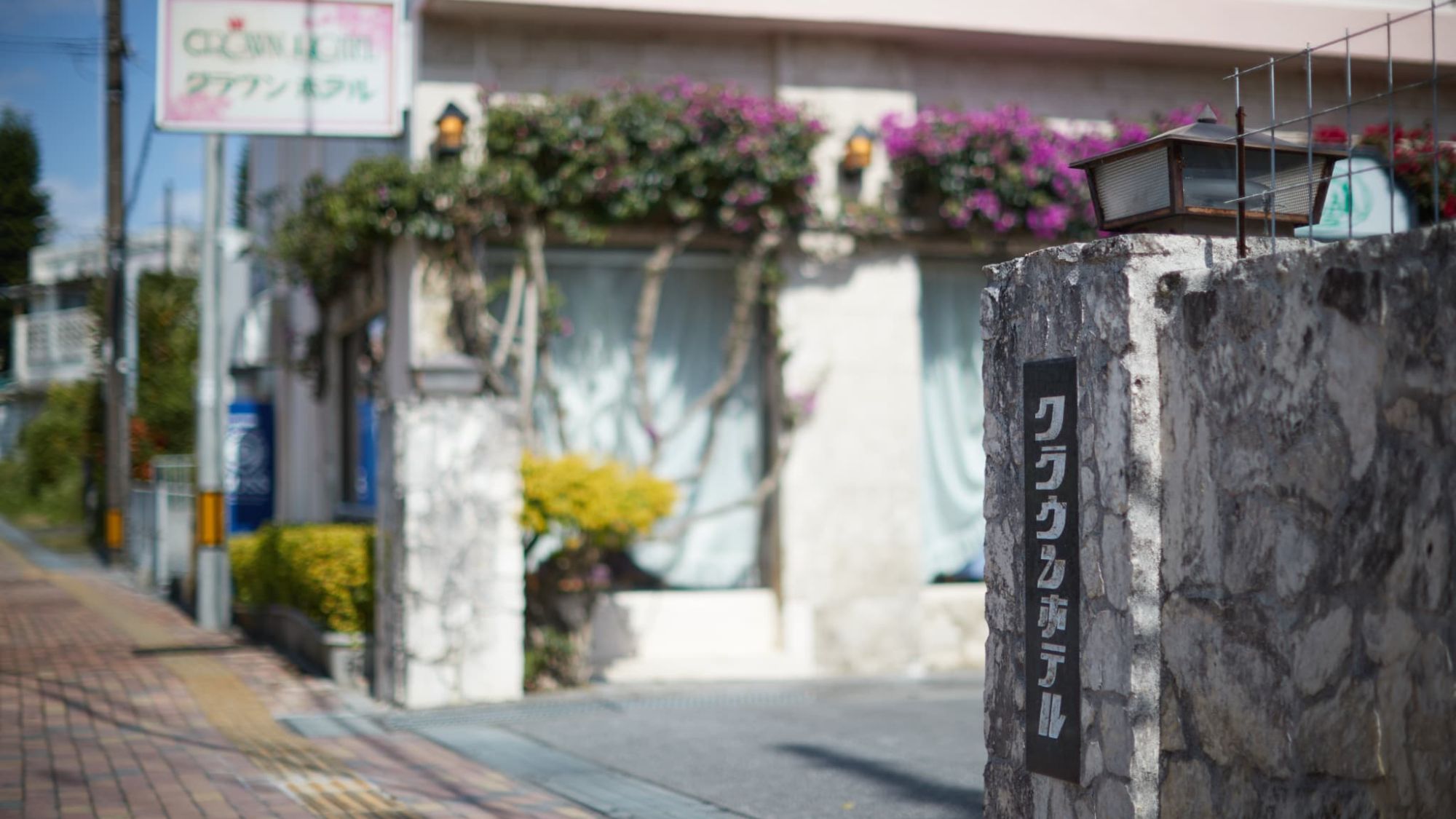 沖縄市（コザ）の歴史が息づくエリア。一歩外に出れば異国情緒溢れる街並み。