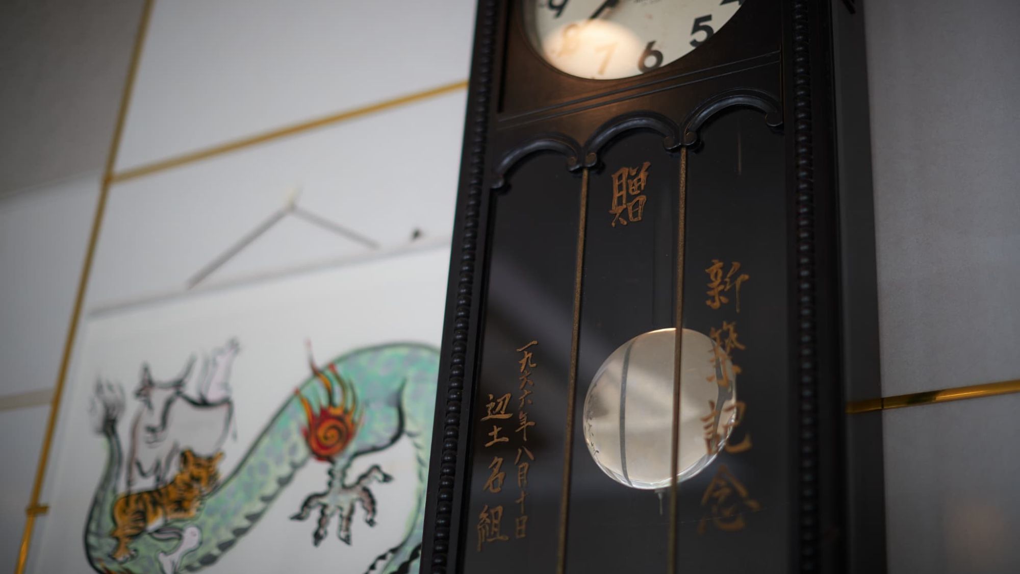 創業からの歴史を感じさせる調度品。至るところに物語が息づいています。