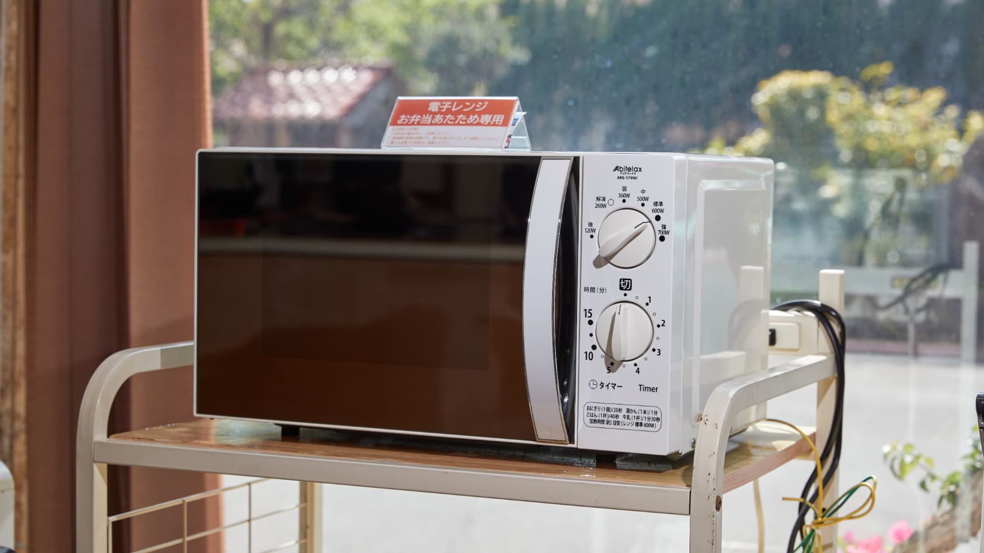 ロビーに電子レンジを設置。無料サービスでいつでもご利用いただけます。