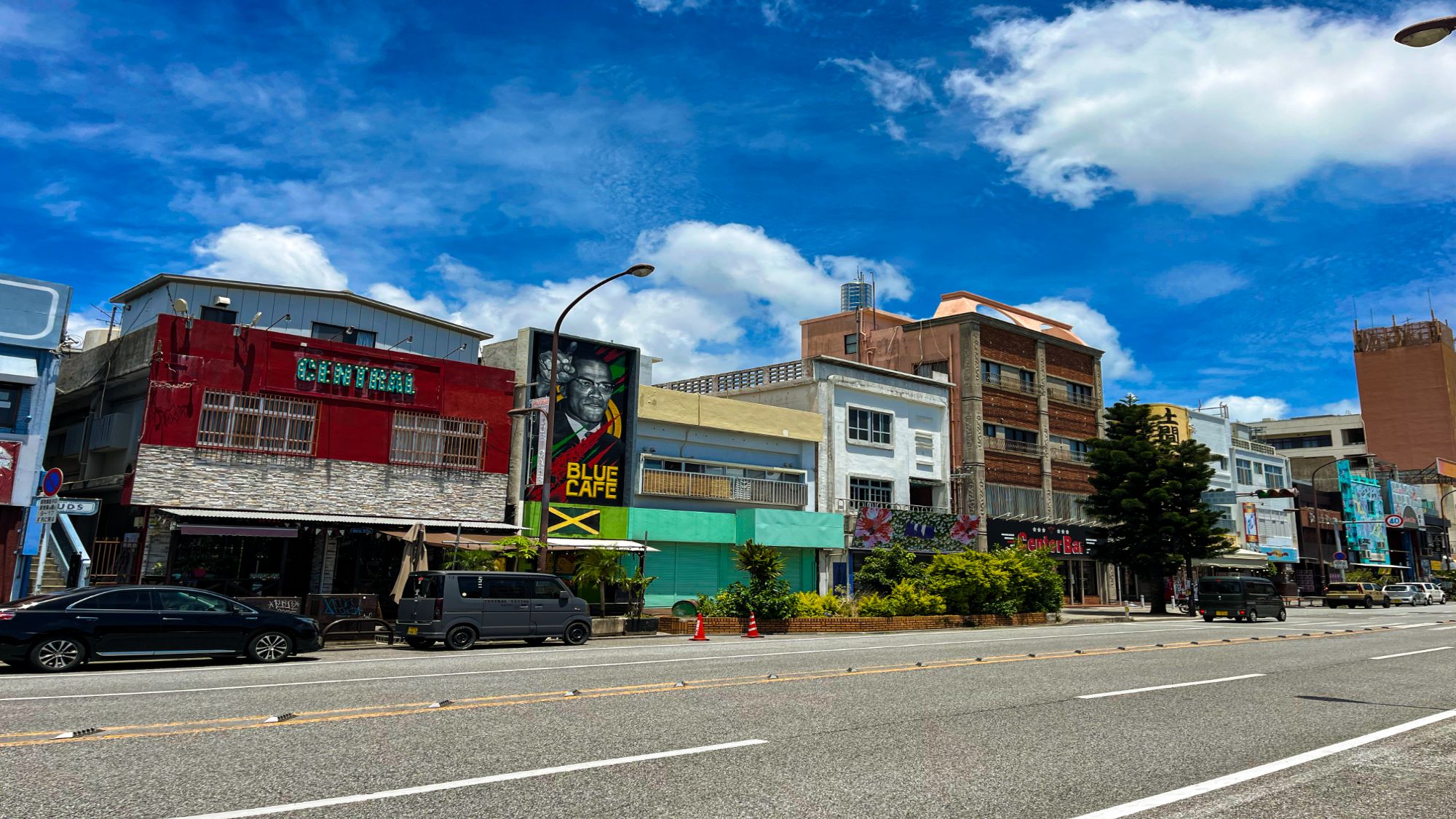 【コザゲート通り】当館から徒歩2分