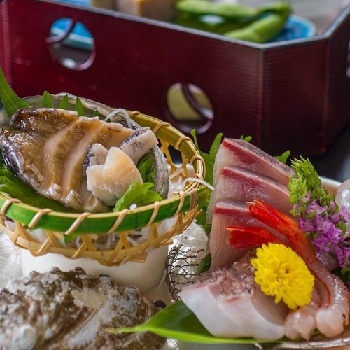 【天然！活あわびの刺身付きコース♪佐渡島産】ゆもとやじゃないと食べられない！フレッシュな鮑をお刺身で