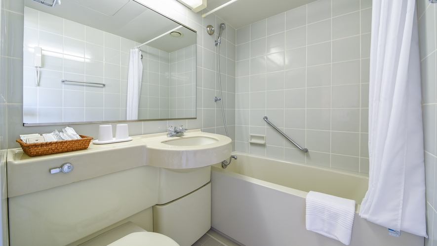 *【ダブルルームの浴室】ユニットタイプのコンパクトなバスルーム。