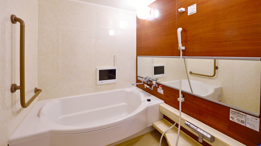 【最上階スイート和洋室】お部屋のお風呂にはテレビもあり、源泉かけ流しの温泉をゆっくり楽しめます。