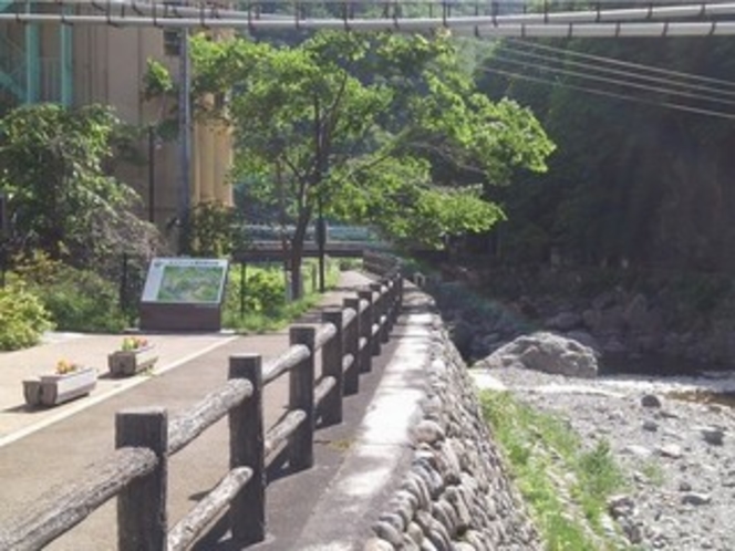 男鹿川沿い遊歩道