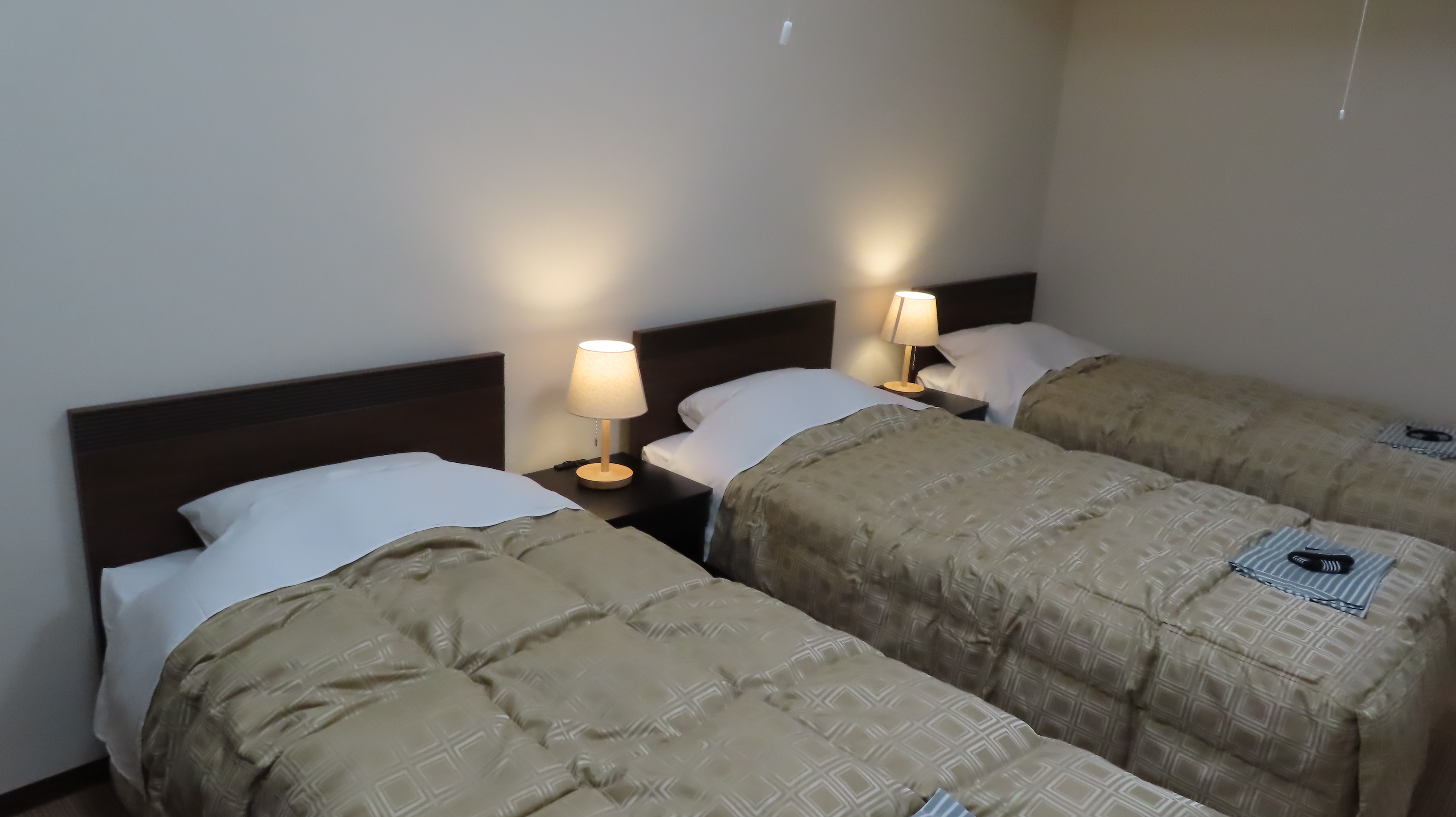 シングルベッド　３台並列のお部屋です