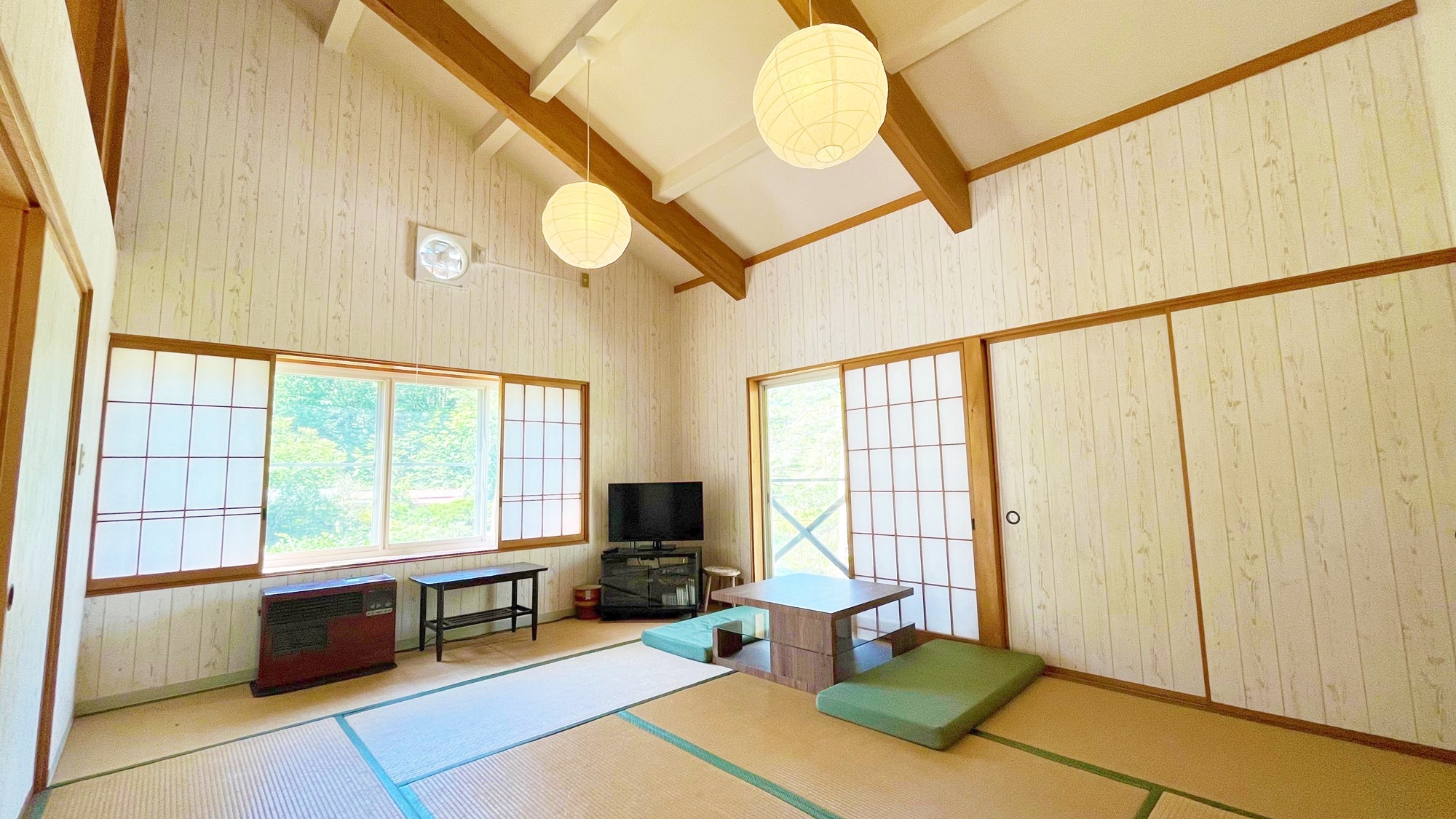 *客室一例／コンドミニアム客室内。10畳の部屋で広々！家族やグループでご利用ください。