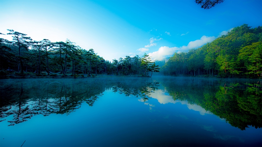 *【おおぐて湖】風のない日の湖面はとても穏やか、反射する木々と空の色に心奪われます