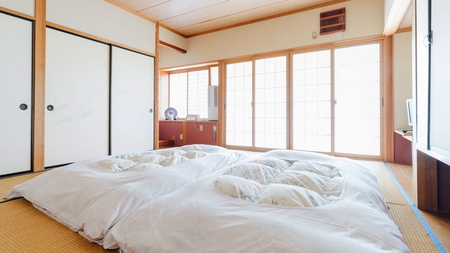 *【和室一例】日当たりの良い開放的な和室のお部屋。静かな環境でお過ごしください