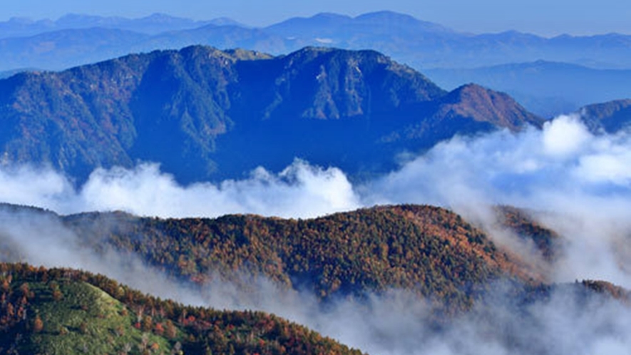 **【阿智　雲海】展望台からは山々がまるで島のように浮かんで見える幻想的な光景が広がります。