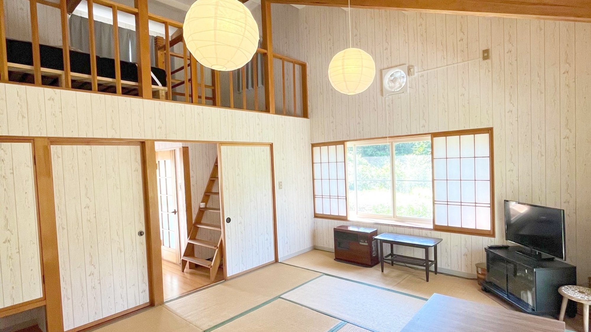 *客室一例／コンドミニアム客室内。10畳の部屋で広々！家族やグループでご利用ください。