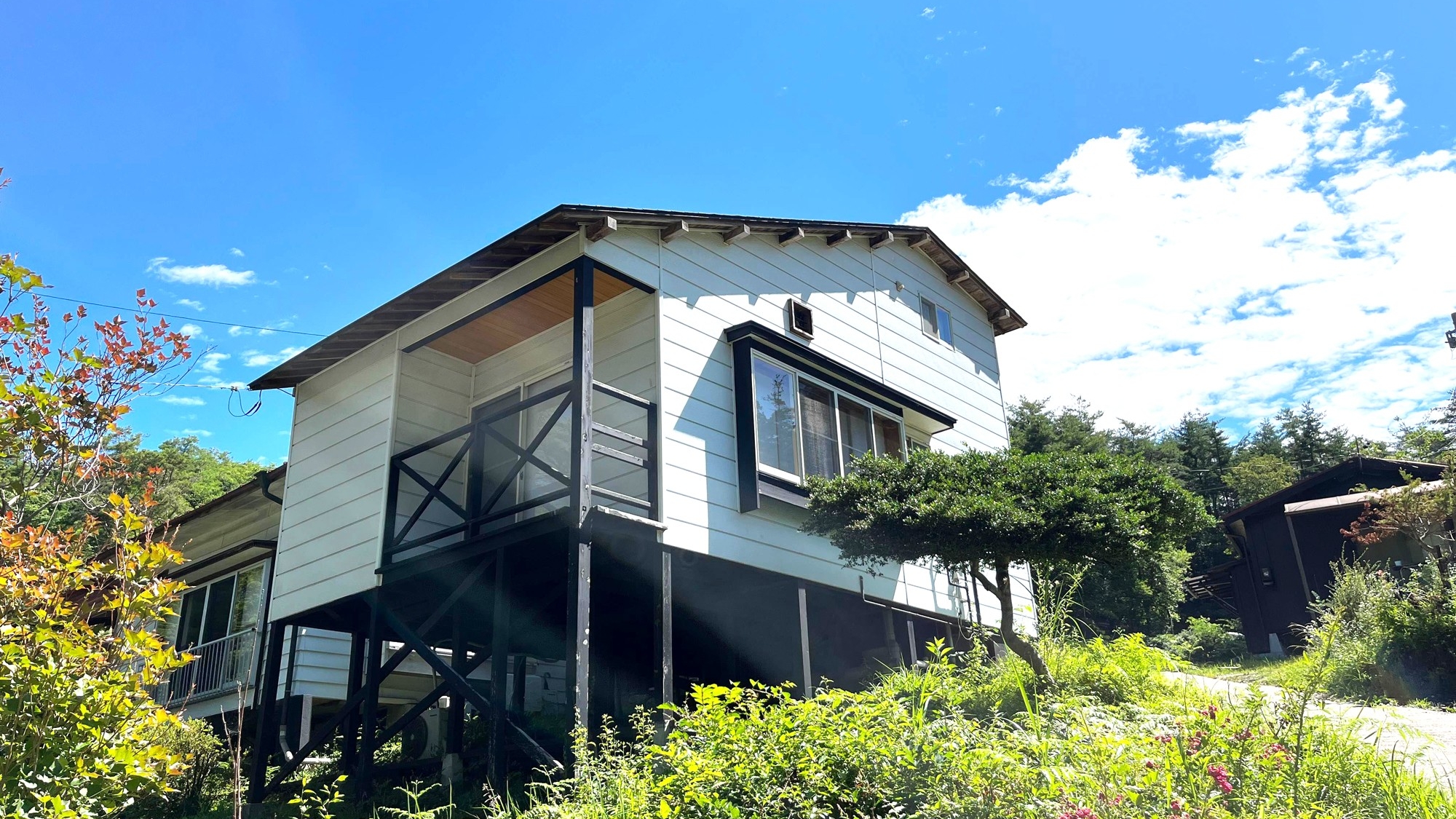 *客室一例／コンドミニアム外観。お部屋からはおおぐて湖畔が望めます。