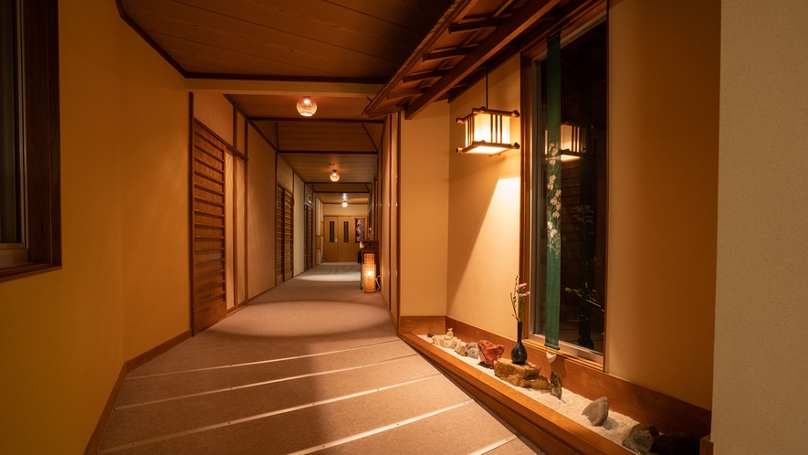 *【館内 廊下】旅館内は心落ち着く風合いの空間。白鷺草デザインの装飾もぜひ探してみてください
