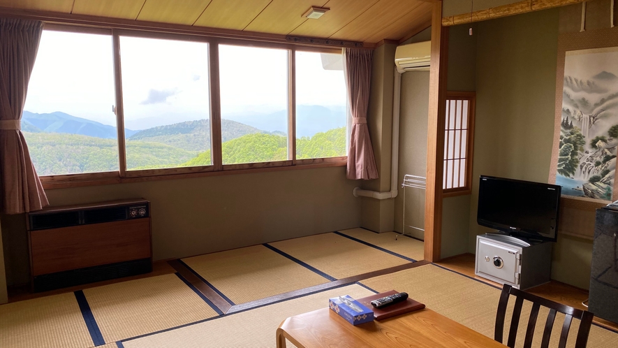 お部屋から山々を見下ろす＜客室一例＞