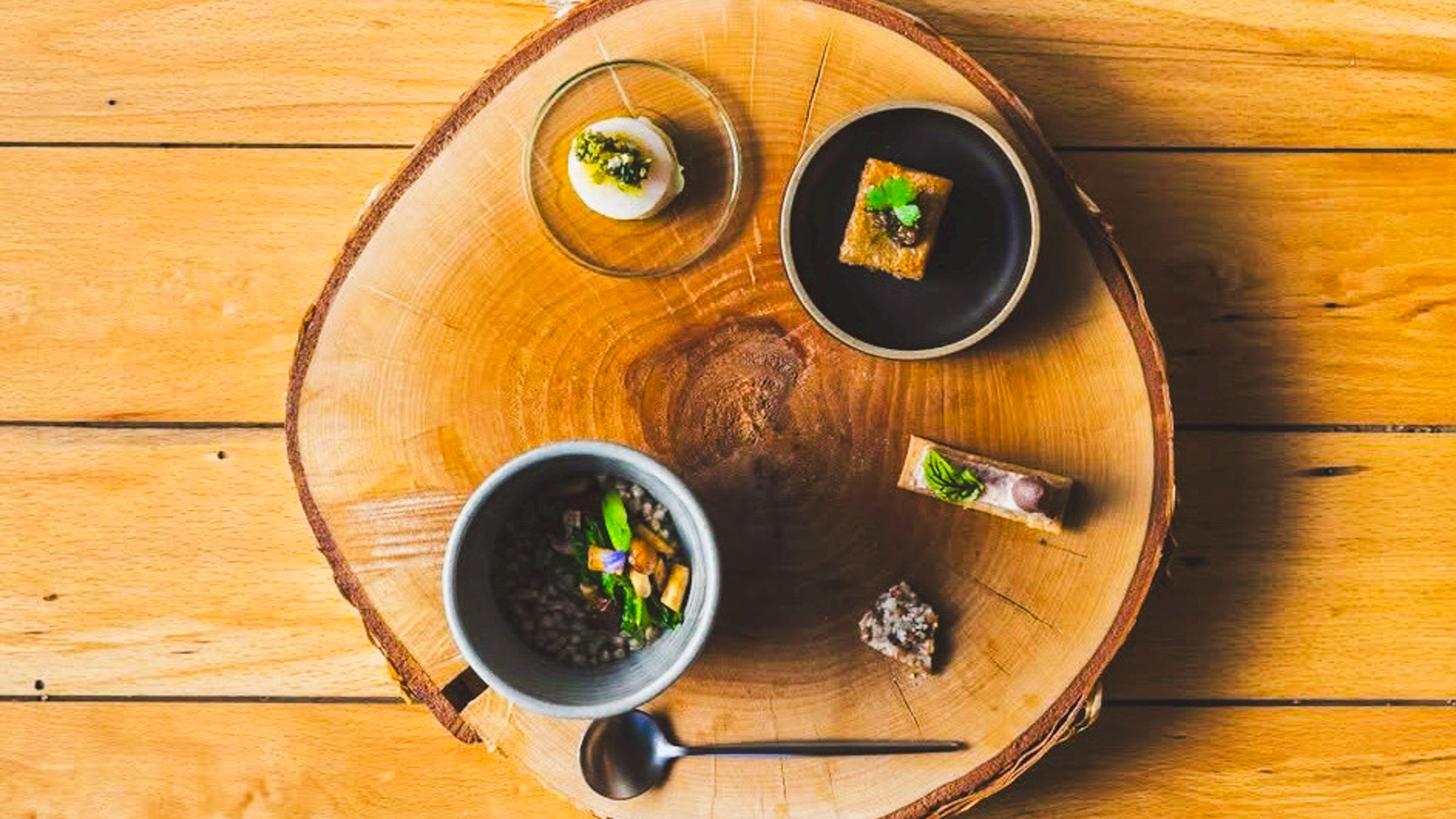 地元で採れた旬の山菜や川の幸を取り入れた和食中心の夕食