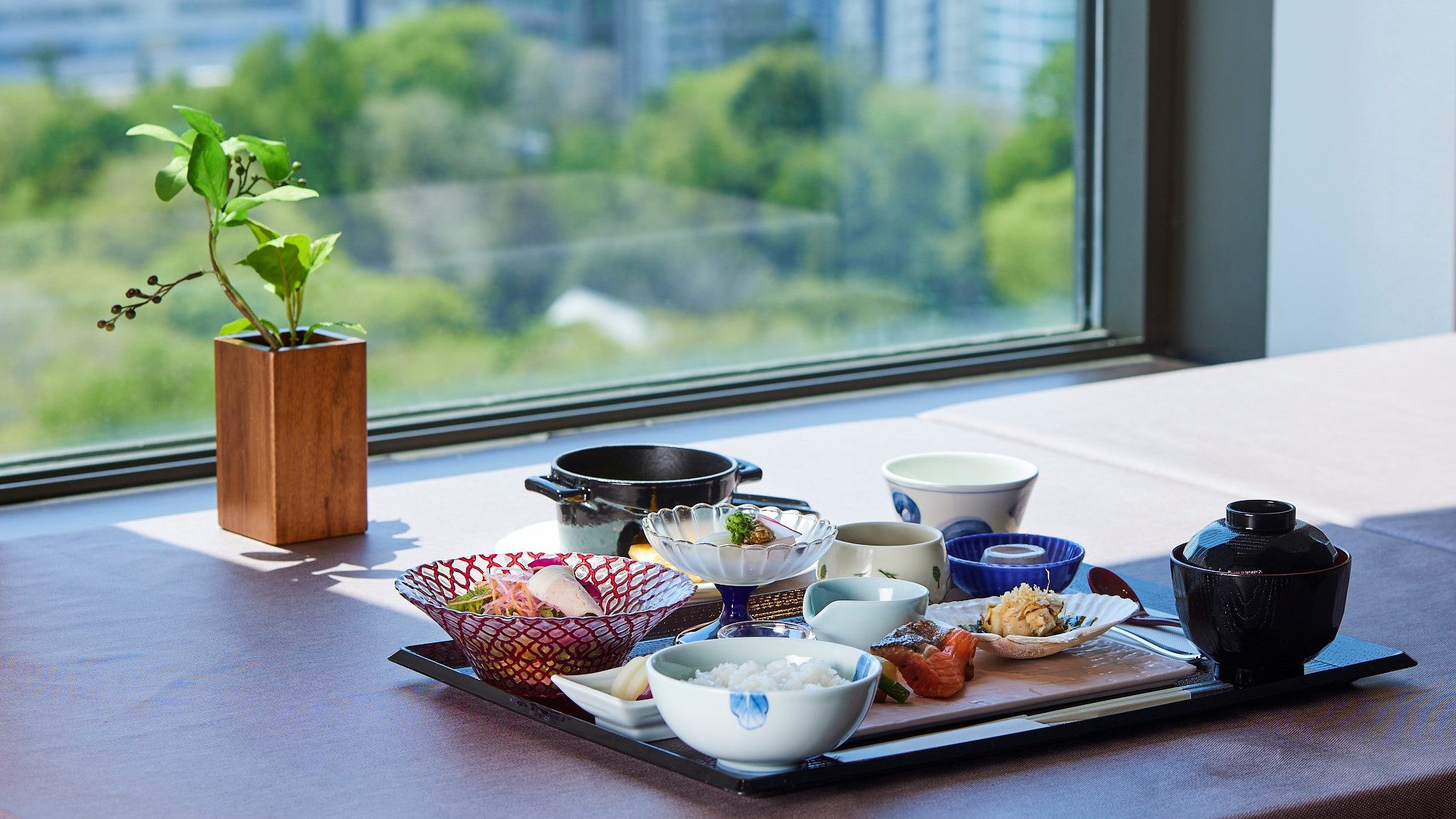 22階から望む清々しい朝景を見ながら、落ち着いた和定食をどうぞ。（写真はイメージです）