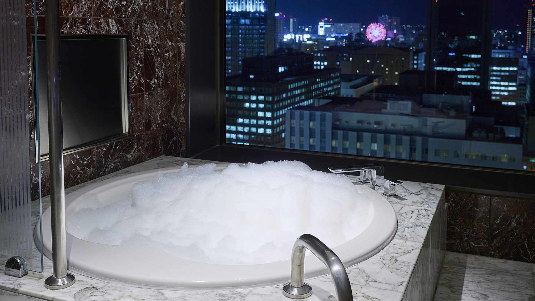 ビューバスイメージ。客室最上階プラザキング3部屋は、お部屋により異なるバスルームや眺望も魅力。