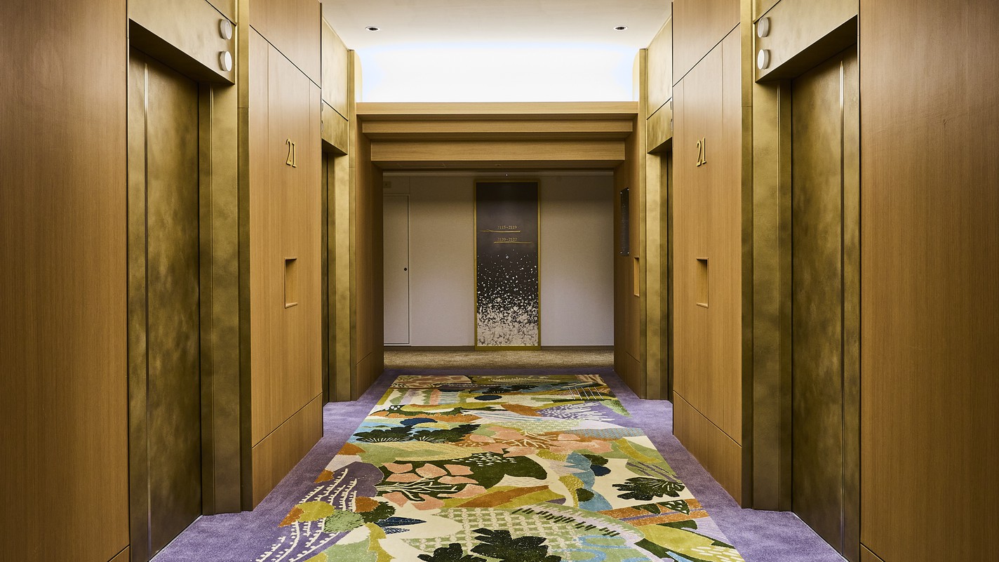 北海道を表現したアートカーペットが迎える、客室最上階21階【プラザフロア】エレベーターホール。