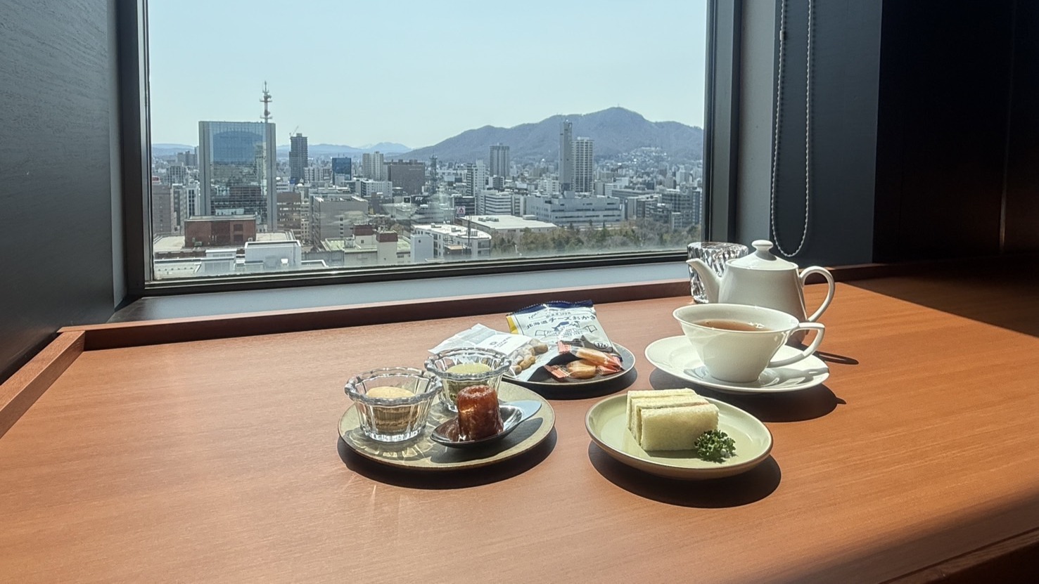 札幌の街を一望するクラブラウンジで、午後のひとときをのんびりと。