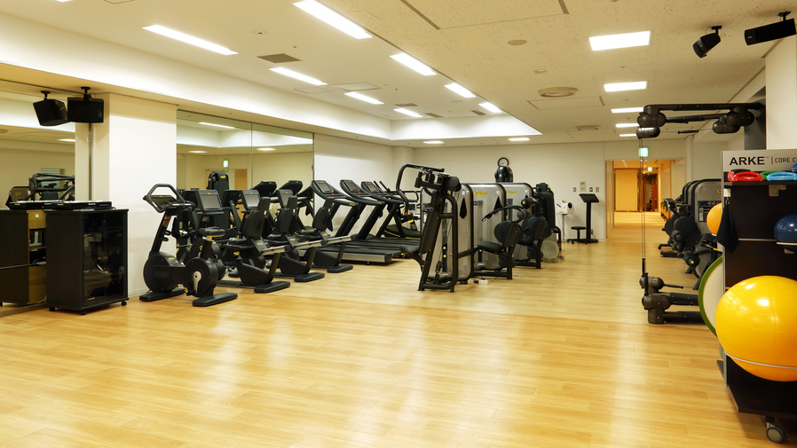 B1Fにあるフィットネスクラブ内のジム。サウナも備え体の中から思いっきりリフレッシュできそう