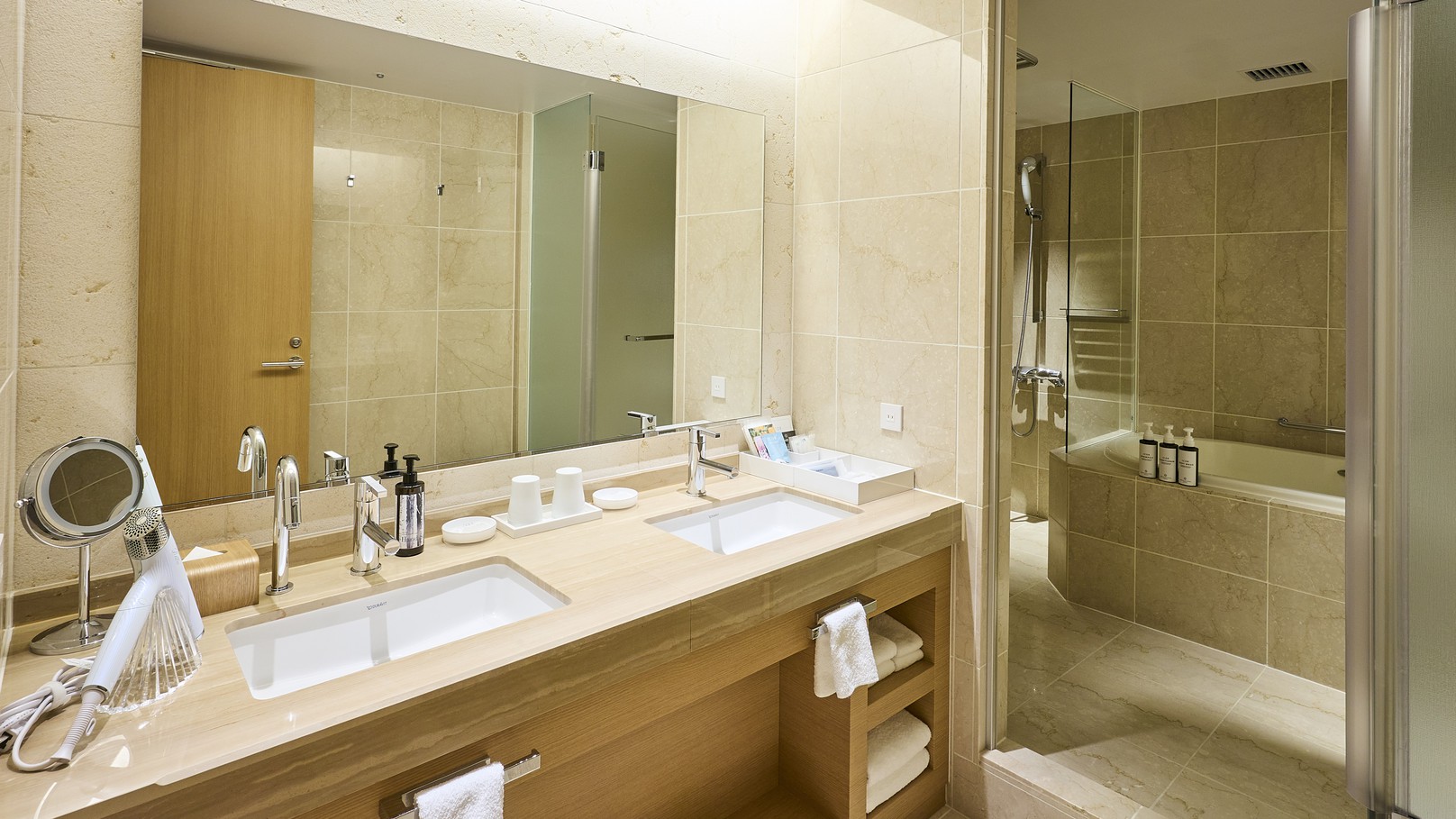 客室最上階プラザコーナーキングのバスルーム