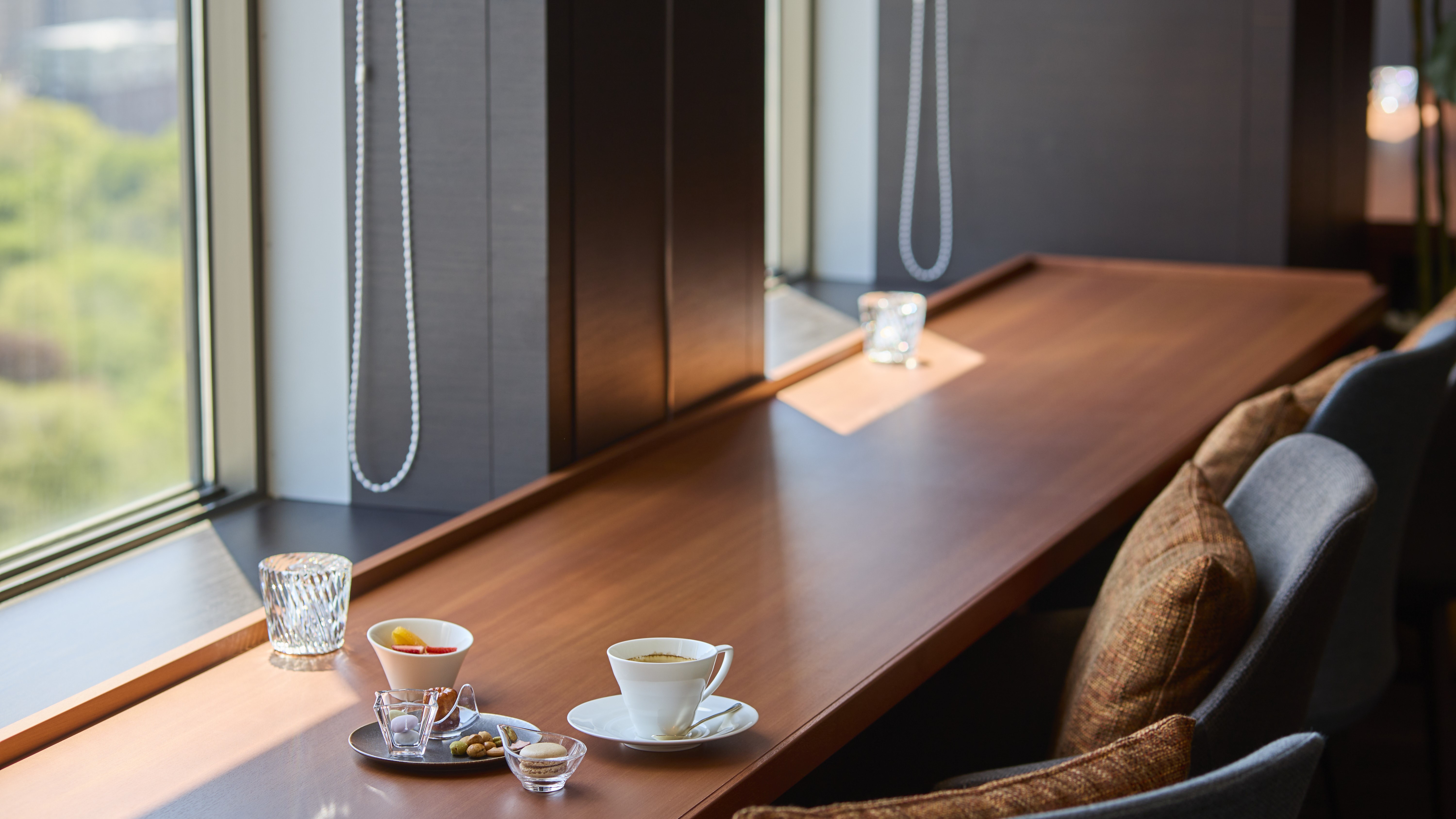 札幌の街を一望するクラブラウンジで、午後のひとときをのんびりと。