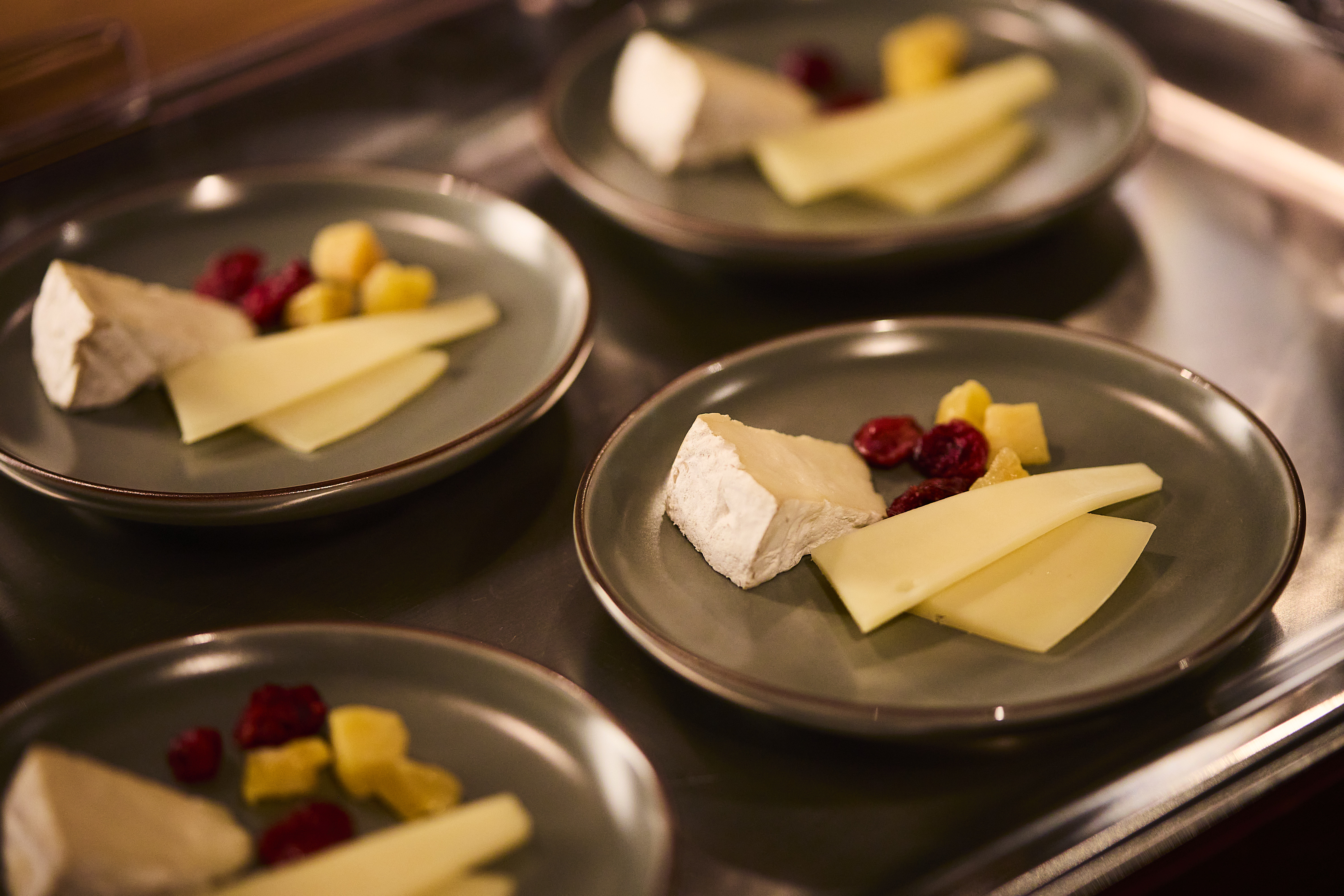 【クラブラウンジ】ワインに合うおつまみもございます（17時～21時）