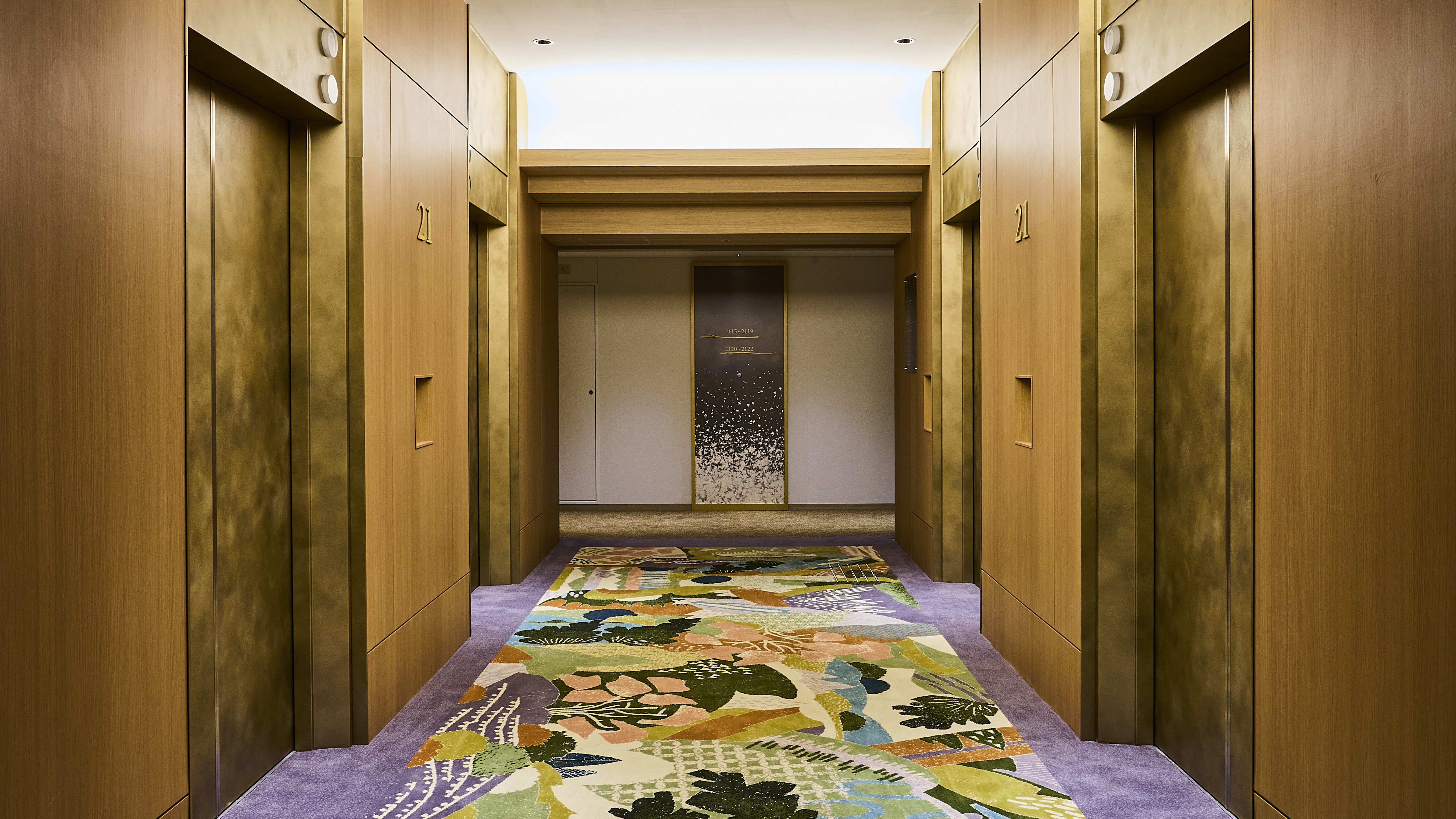 北海道を表現したアートカーペットが迎える、客室最上階21階【プラザフロア】エレベーターホール。