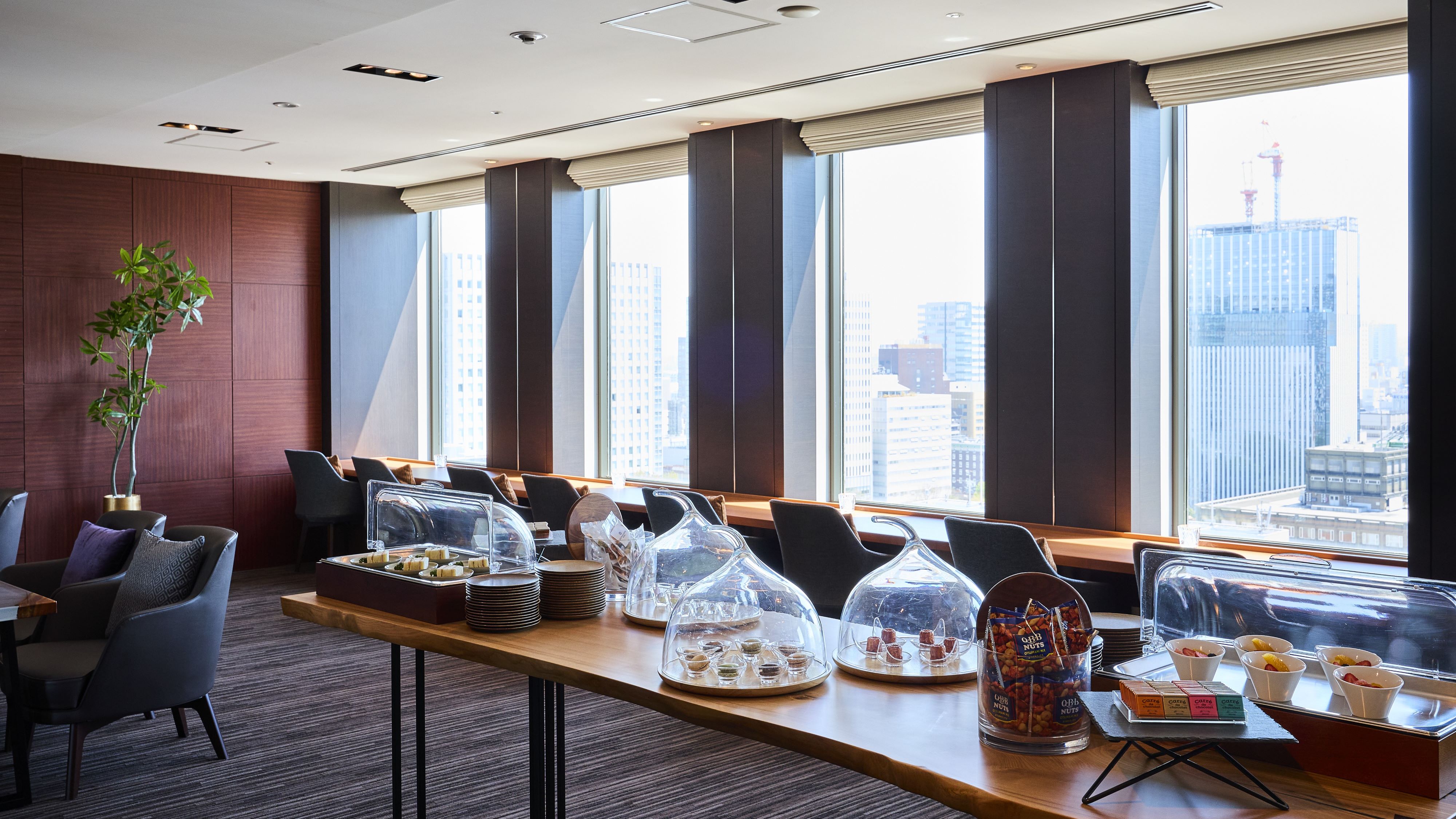 札幌の街を一望できる最上階クラブラウンジ。夜景もお楽しみいただけます。