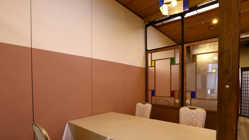 食事処　レトロな建具で仕切られた個室仕様の落ち着いた空間