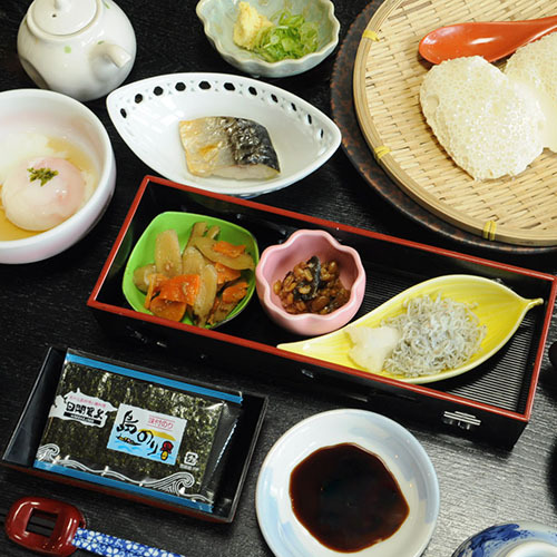 ◆朝食:島ならではの新鮮な魚と手作り自家製ざる豆腐